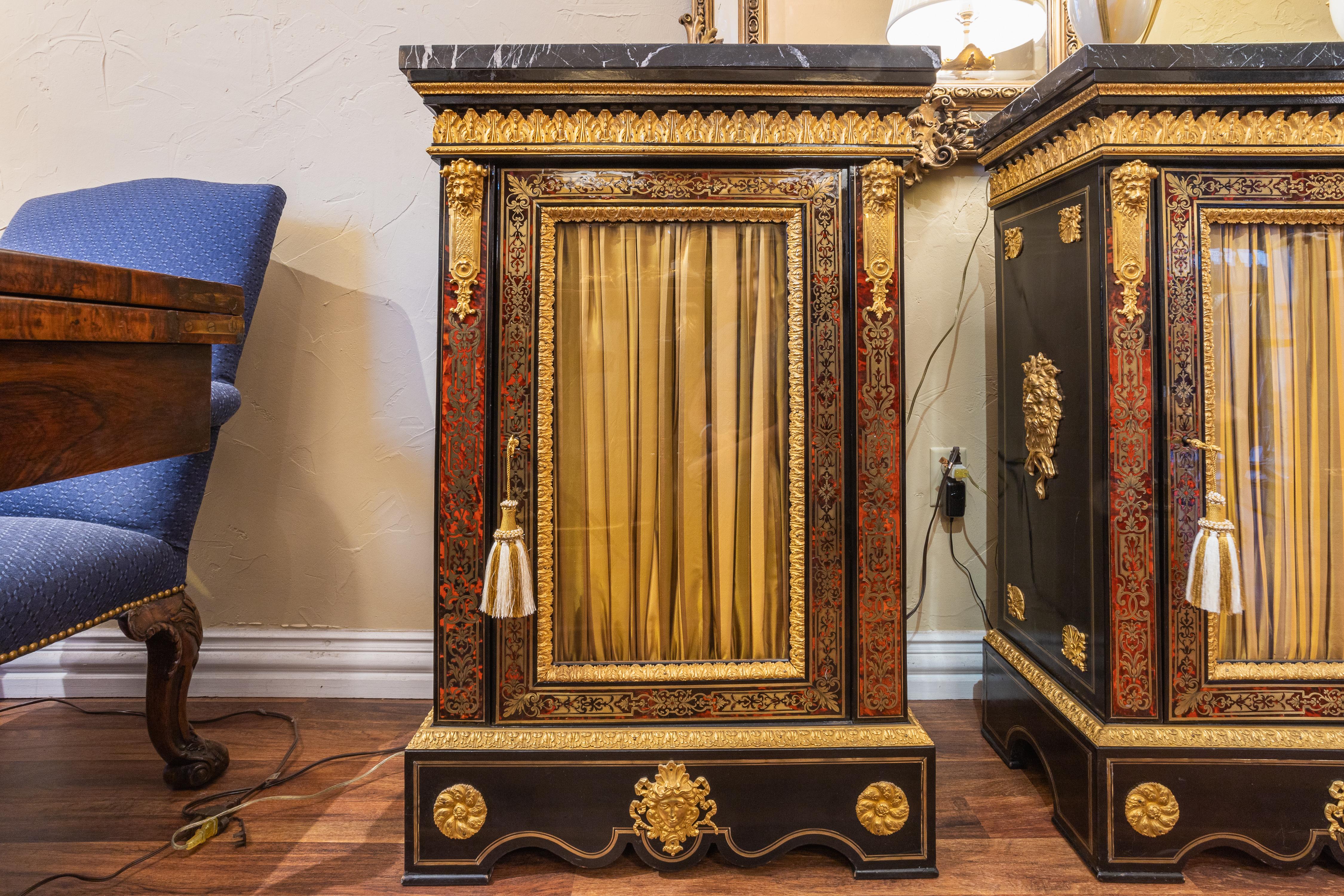 Une très belle paire de cabinets français du 19ème siècle, montés sur boulle et bronze doré. Montures en bronze doré au mercure de la plus haute qualité. Marbre noir de Belgique .