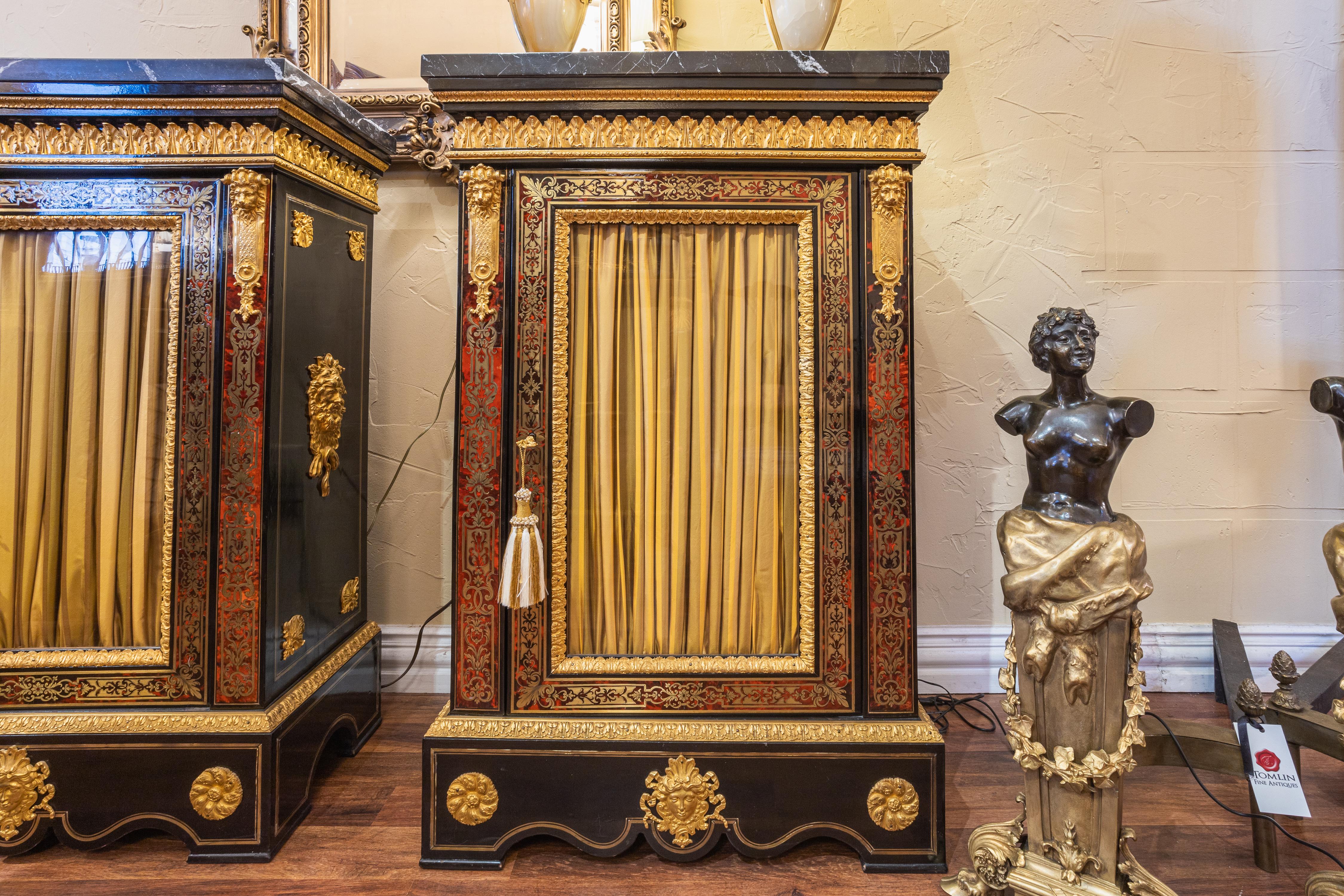 Charles X Une belle paire d'armoires françaises Boulle et montées en bronze doré. Plateaux en marbre noir en vente
