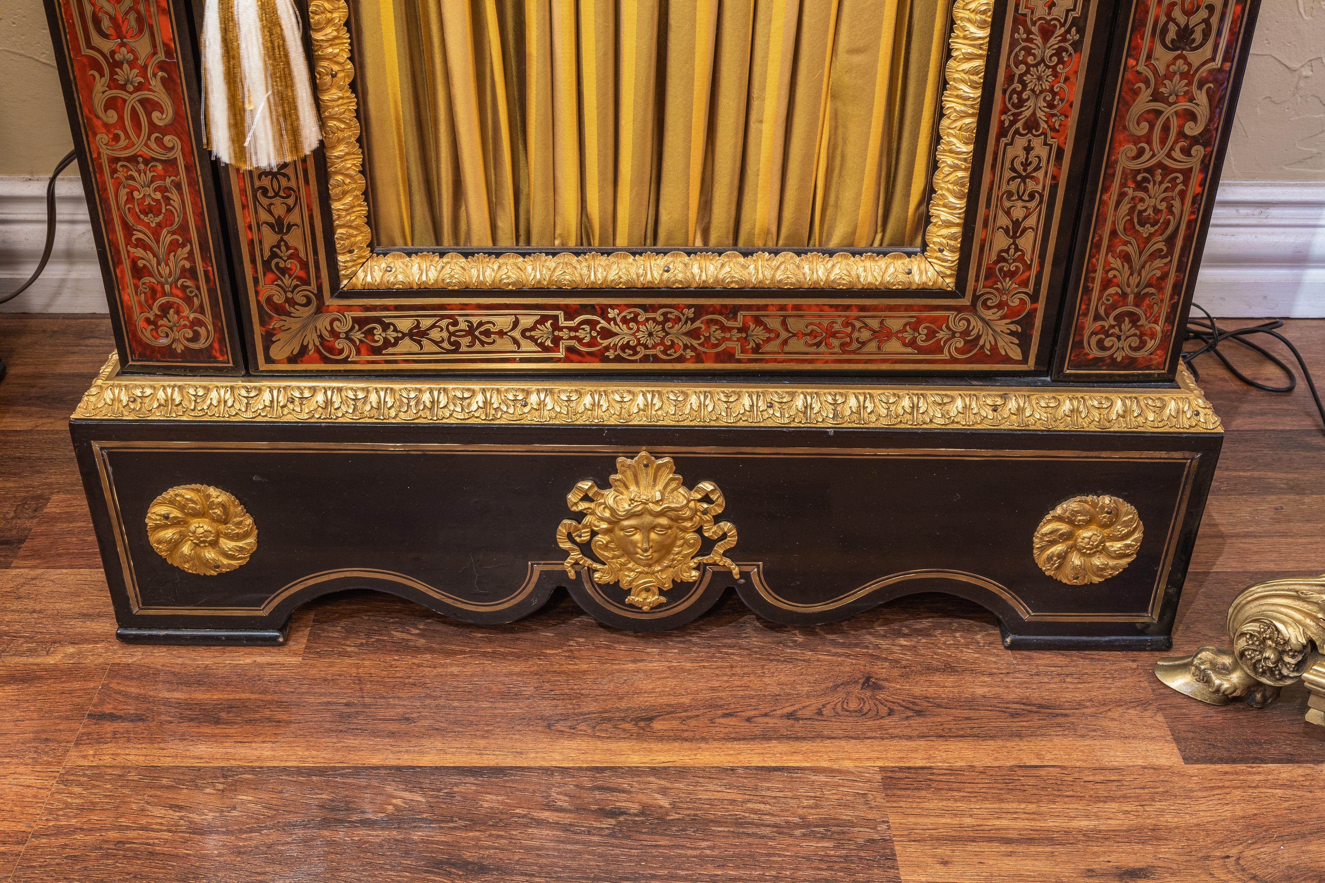 A fine pair of French Boulle and gilt bronze mounted cabinets. Black marble tops In Good Condition For Sale In Dallas, TX