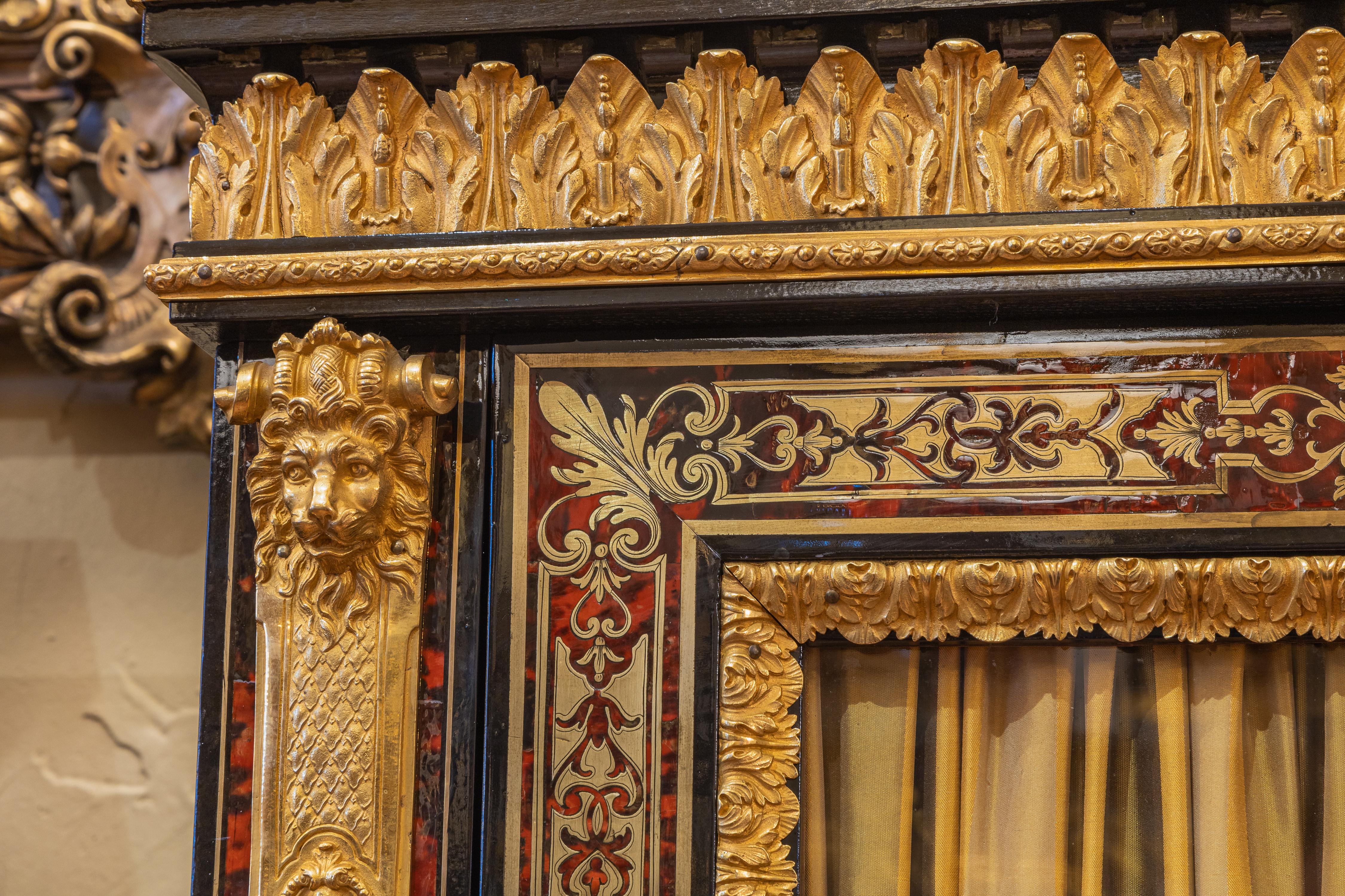 XIXe siècle Une belle paire d'armoires françaises Boulle et montées en bronze doré. Plateaux en marbre noir en vente