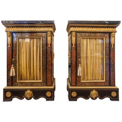 Un fino par de armarios franceses montados en Boulle y bronce dorado. Encimeras de mármol negro