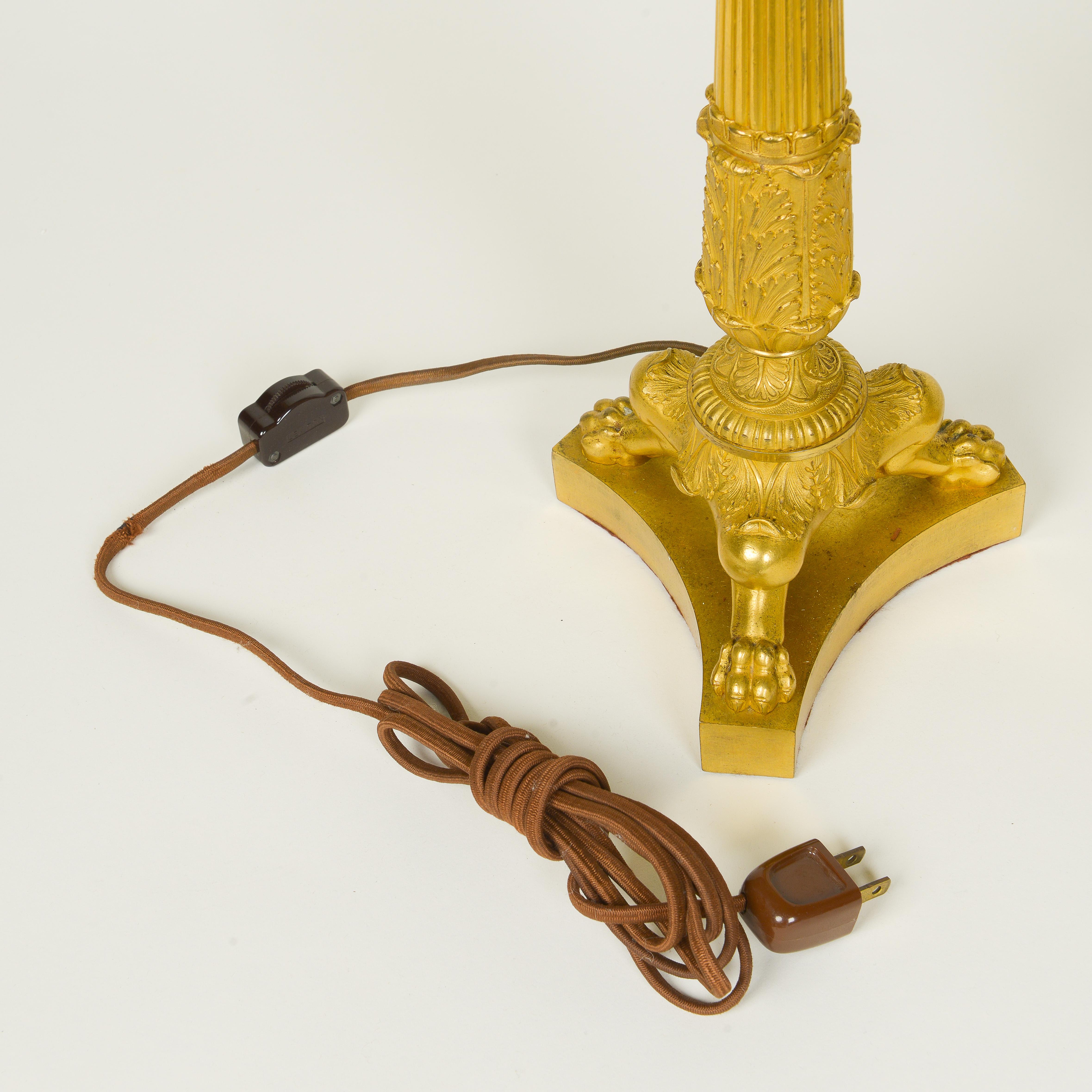 Fina Pareja de Candelabros Franceses de Bronce Dorado Charles X Montados como Lámparas en venta 4
