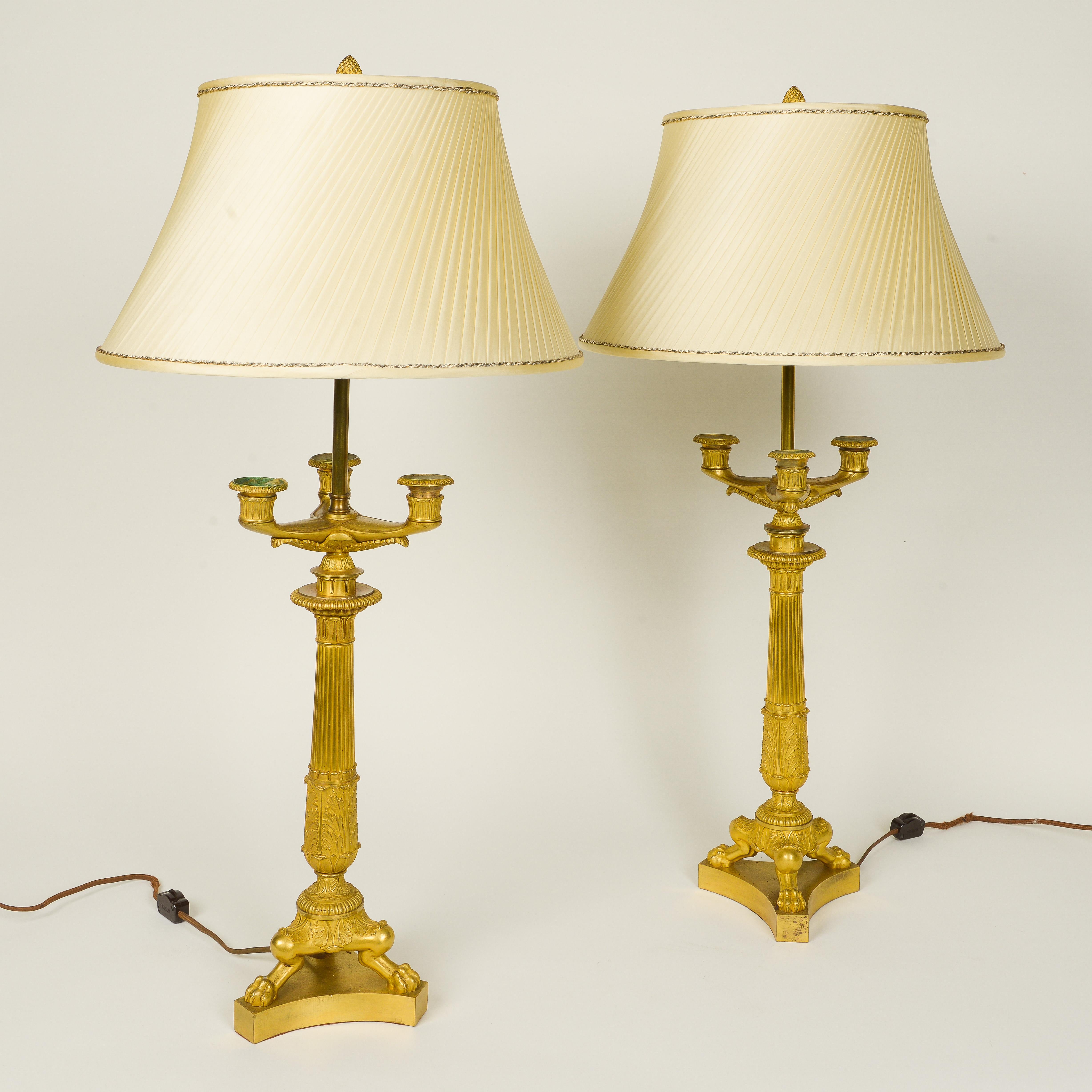Français Paire de candélabres français en bronze doré Charles X montés en lampes en vente