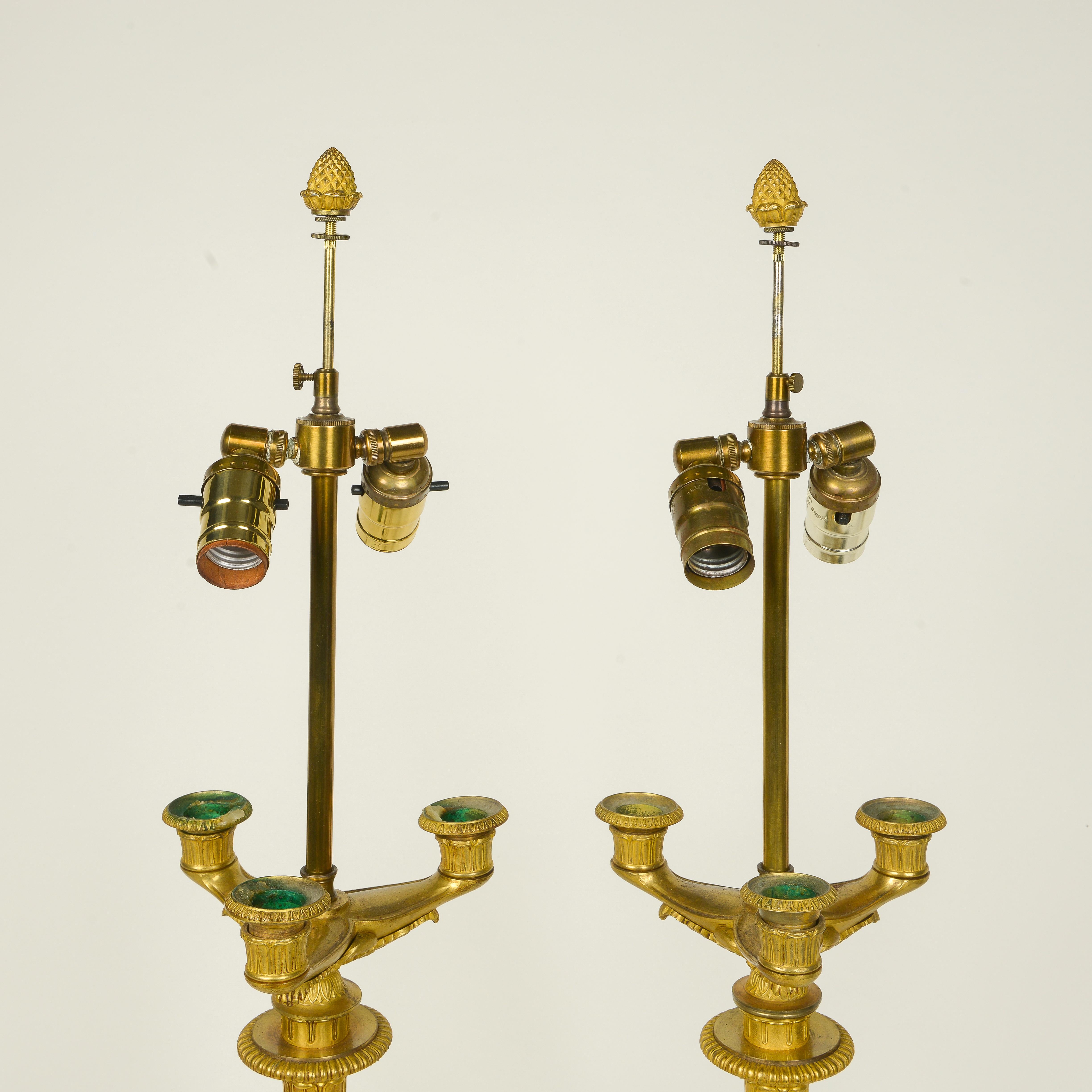 Milieu du XIXe siècle Paire de candélabres français en bronze doré Charles X montés en lampes en vente