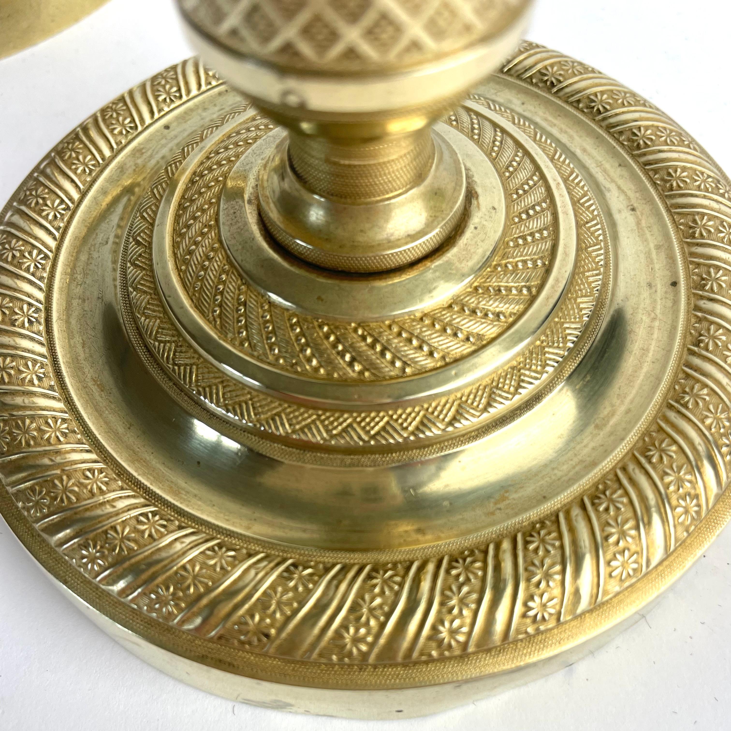 Coppia di candelieri francesi in bronzo dorato Impero, anni '20 del XIX secolo in vendita 2