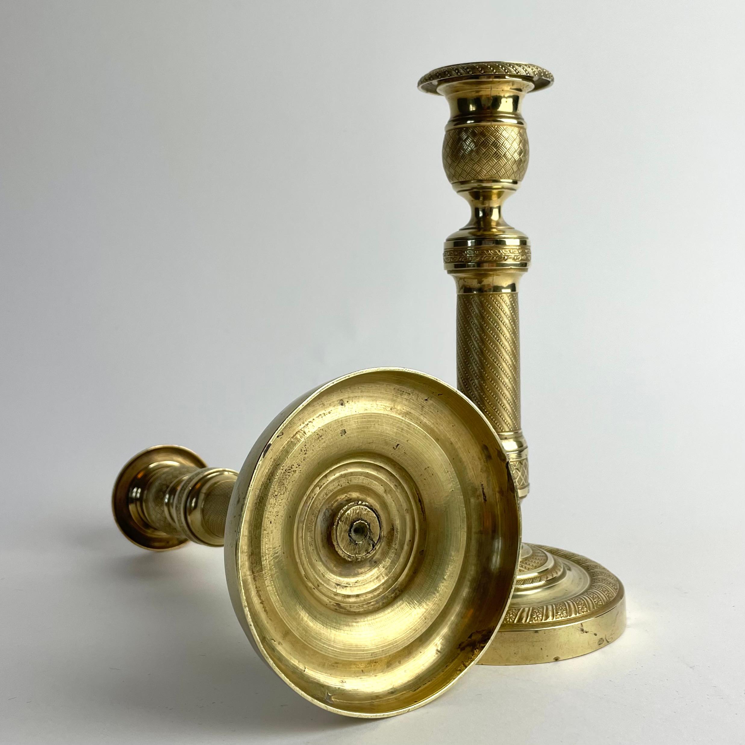 Coppia di candelieri francesi in bronzo dorato Impero, anni '20 del XIX secolo in vendita 3
