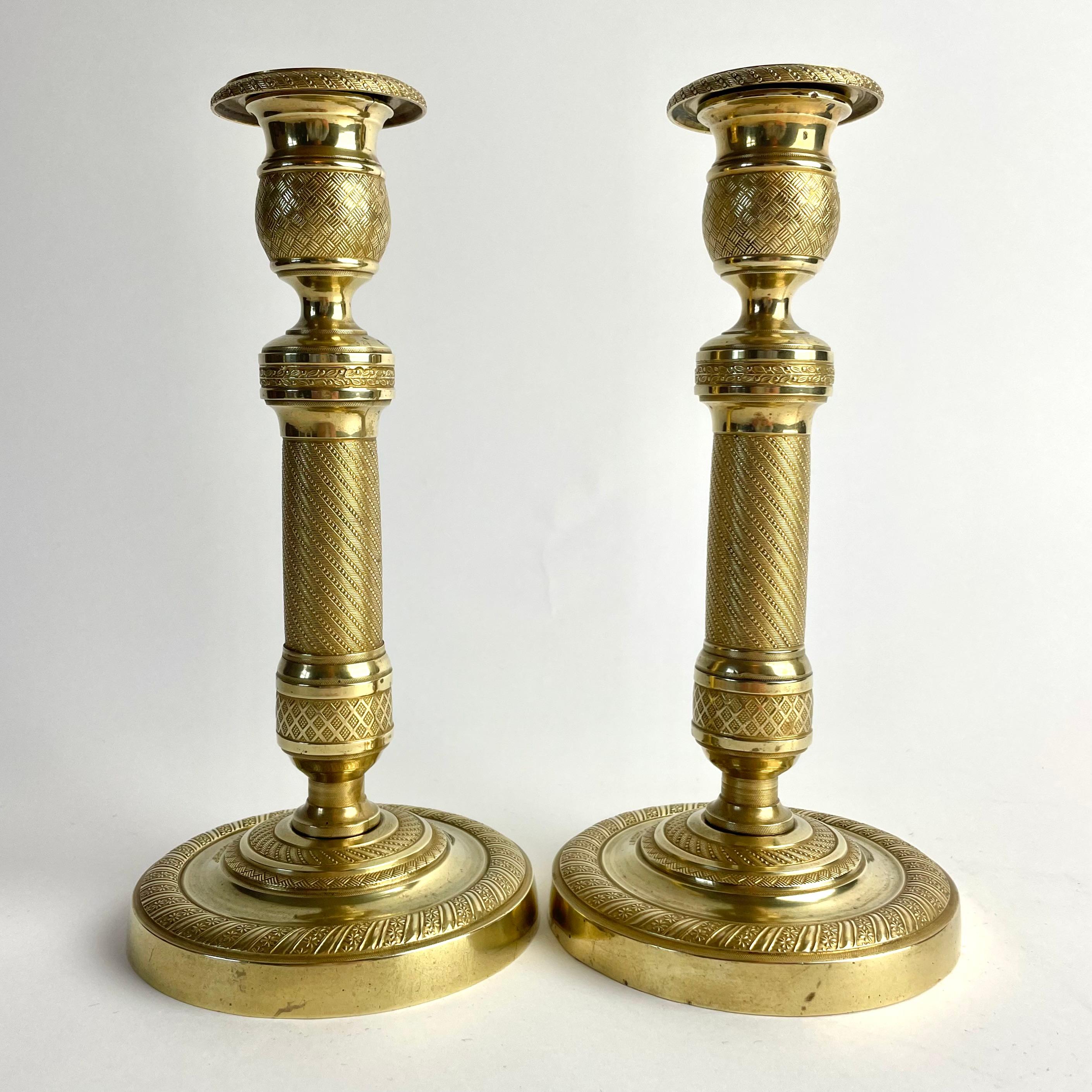 
Coppia di candelieri francesi in bronzo dorato Impero, anni '20 del XIX secolo

Una bella coppia di candelieri in bronzo dorato provenienti dalla Francia, risalenti al periodo Impero, circa 1820. Ogni candeliere è riccamente decorato con eleganti