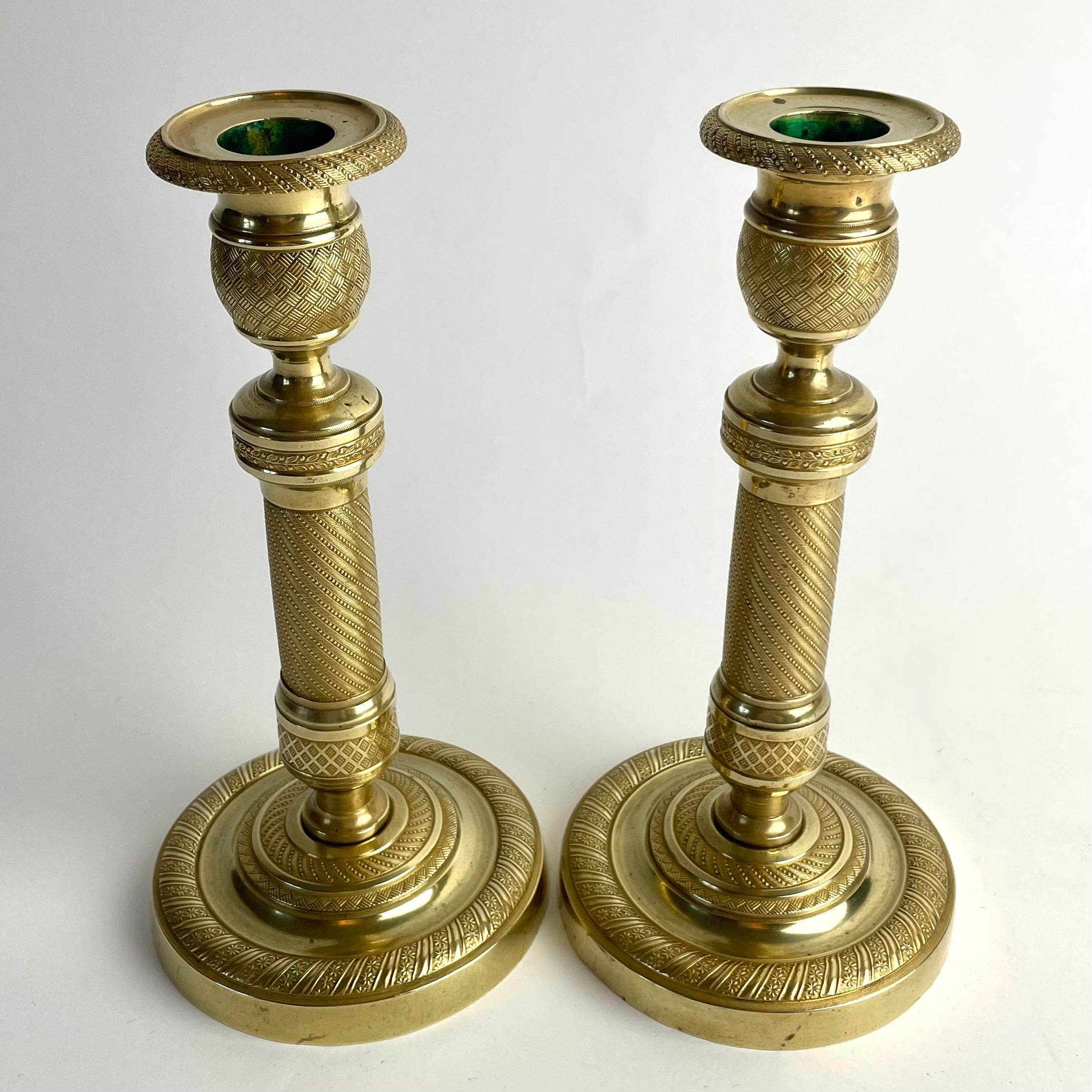 Stile impero Coppia di candelieri francesi in bronzo dorato Impero, anni '20 del XIX secolo in vendita