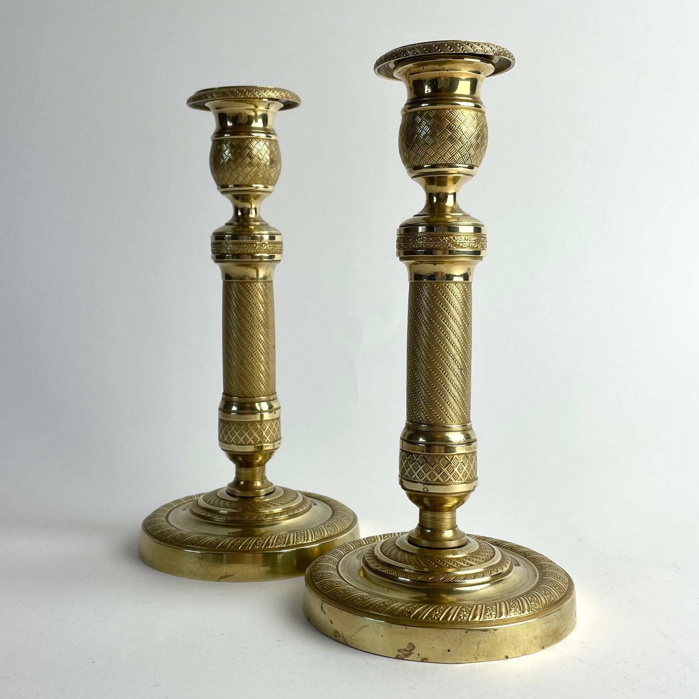 Francese Coppia di candelieri francesi in bronzo dorato Impero, anni '20 del XIX secolo in vendita