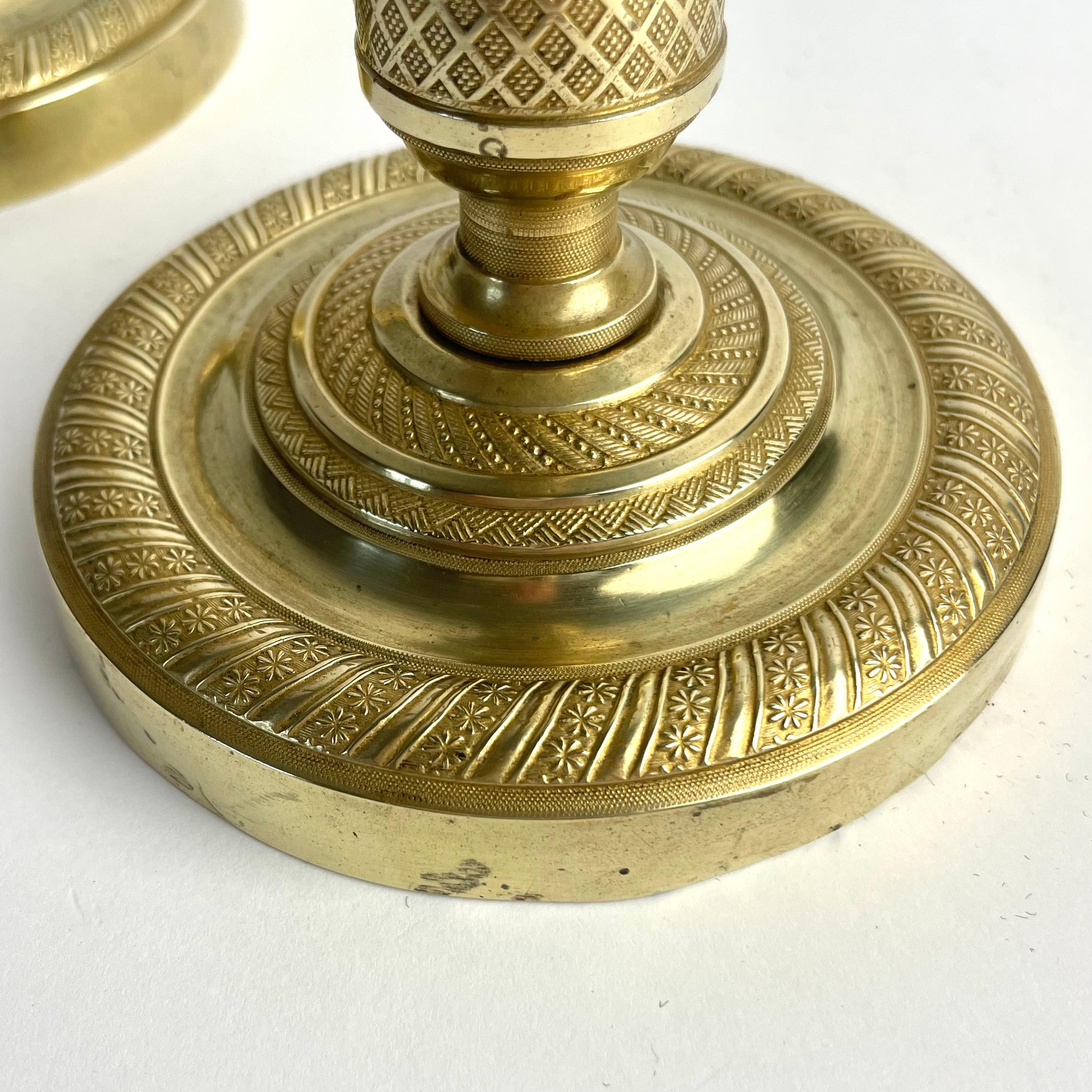 Coppia di candelieri francesi in bronzo dorato Impero, anni '20 del XIX secolo In condizioni buone in vendita a Knivsta, SE