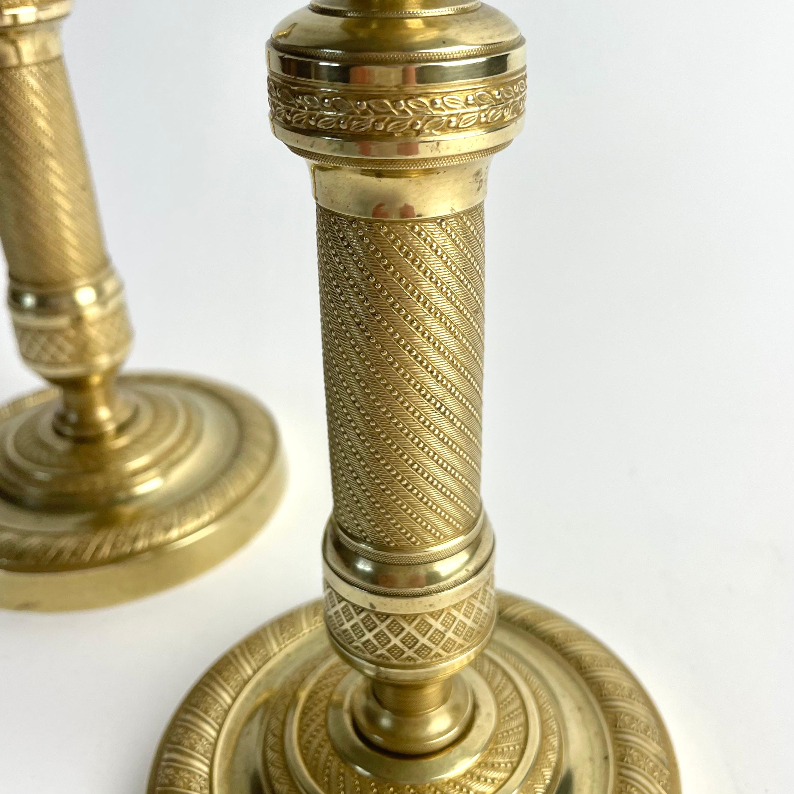 Inizio XIX secolo Coppia di candelieri francesi in bronzo dorato Impero, anni '20 del XIX secolo in vendita