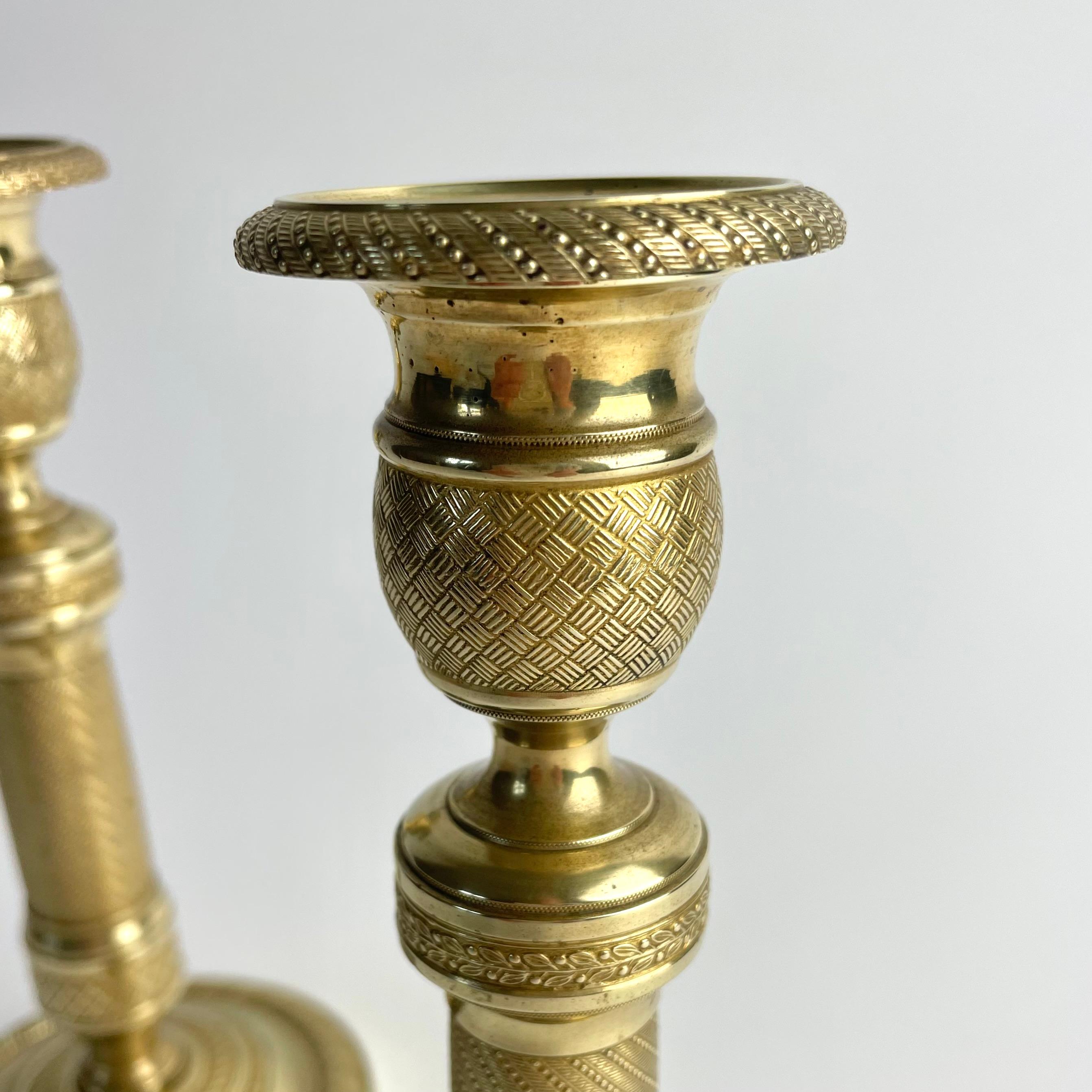 Bronzo Coppia di candelieri francesi in bronzo dorato Impero, anni '20 del XIX secolo in vendita