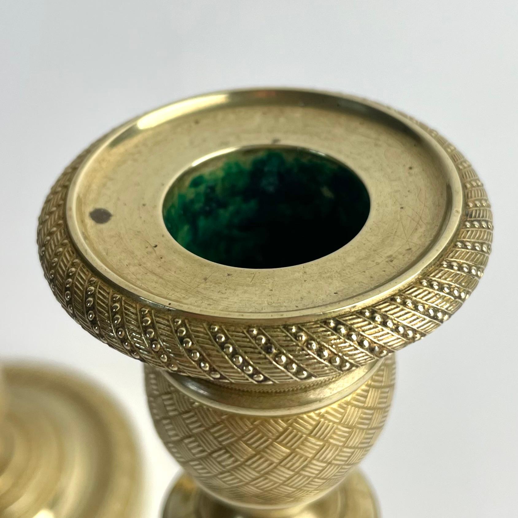 Coppia di candelieri francesi in bronzo dorato Impero, anni '20 del XIX secolo in vendita 1