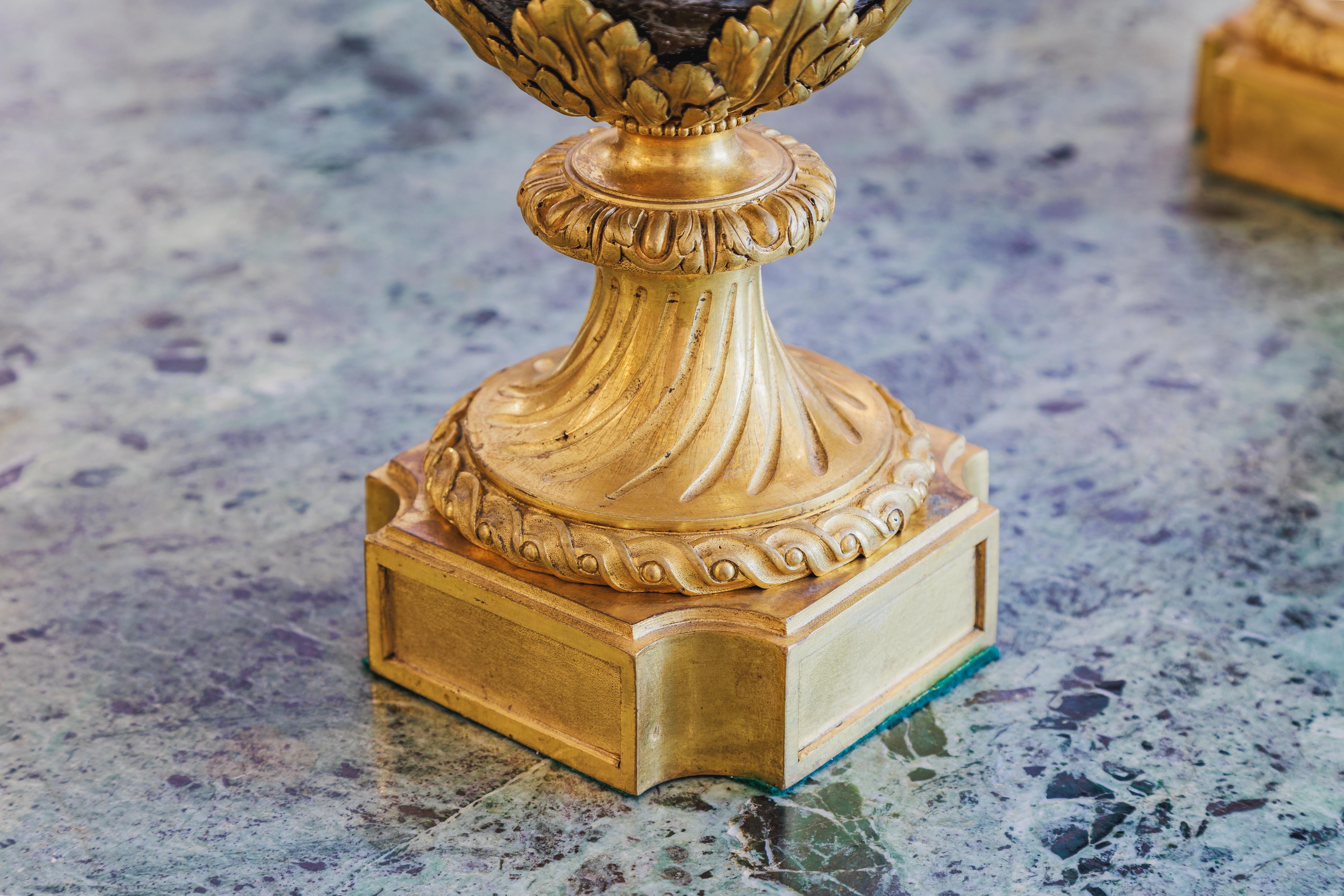 Un raffinato candelabro francese Luigi XVI del XIX secolo in marmo e bronzo dorato. Qualità eccellente.