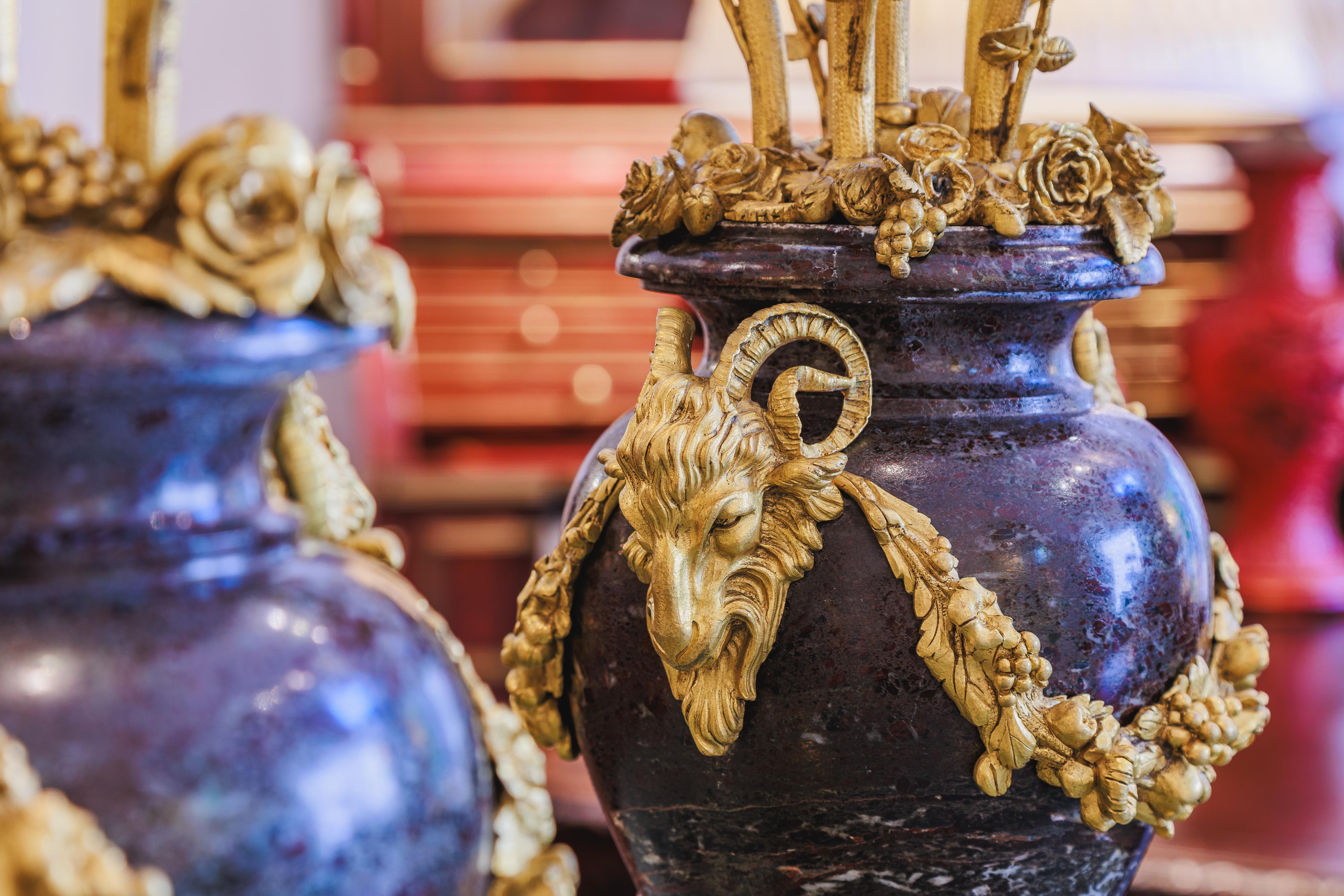 Luigi XVI Bella coppia di candelabri francesi in bronzo dorato e marmo Luigi XV in vendita
