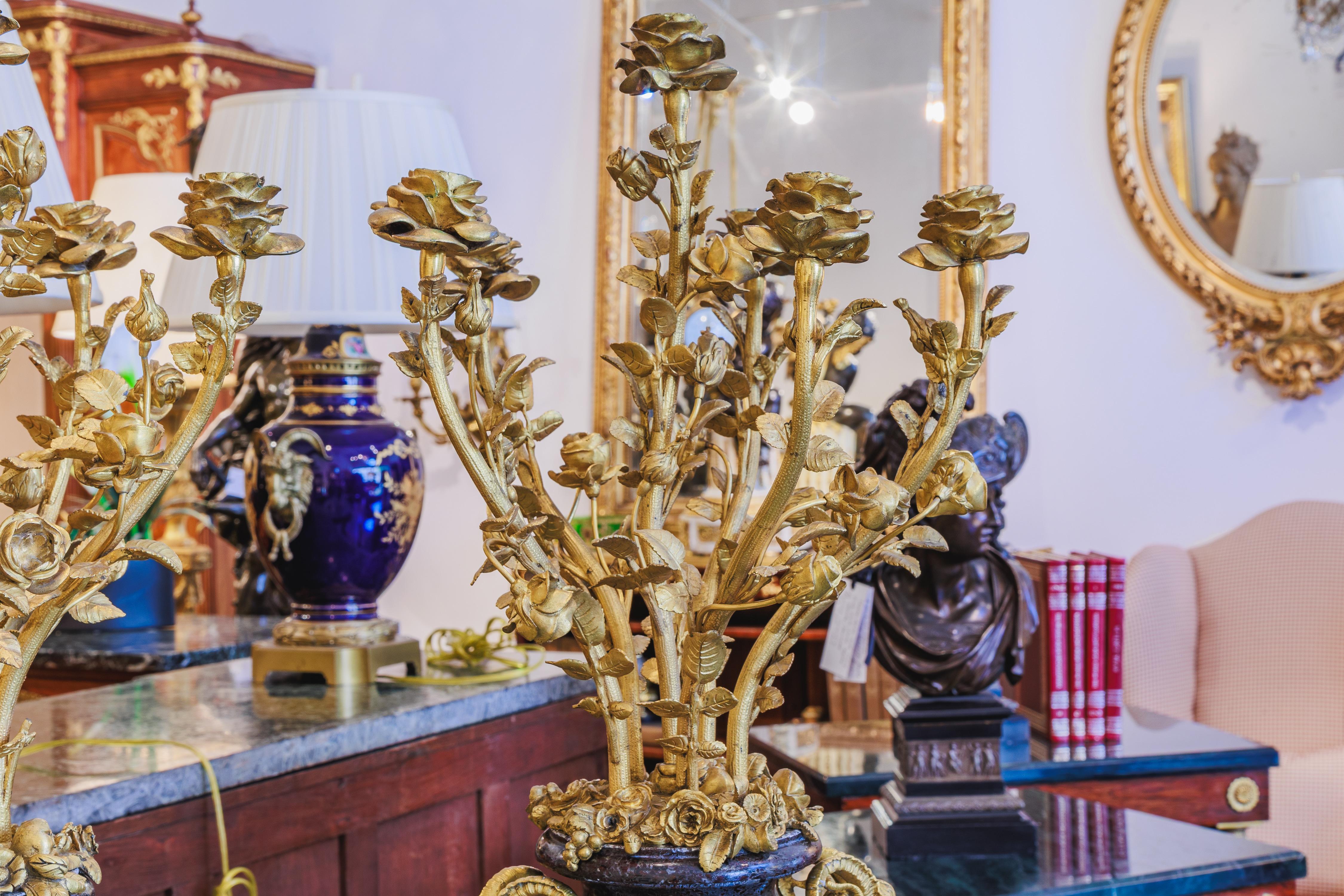 Francese Bella coppia di candelabri francesi in bronzo dorato e marmo Luigi XV in vendita
