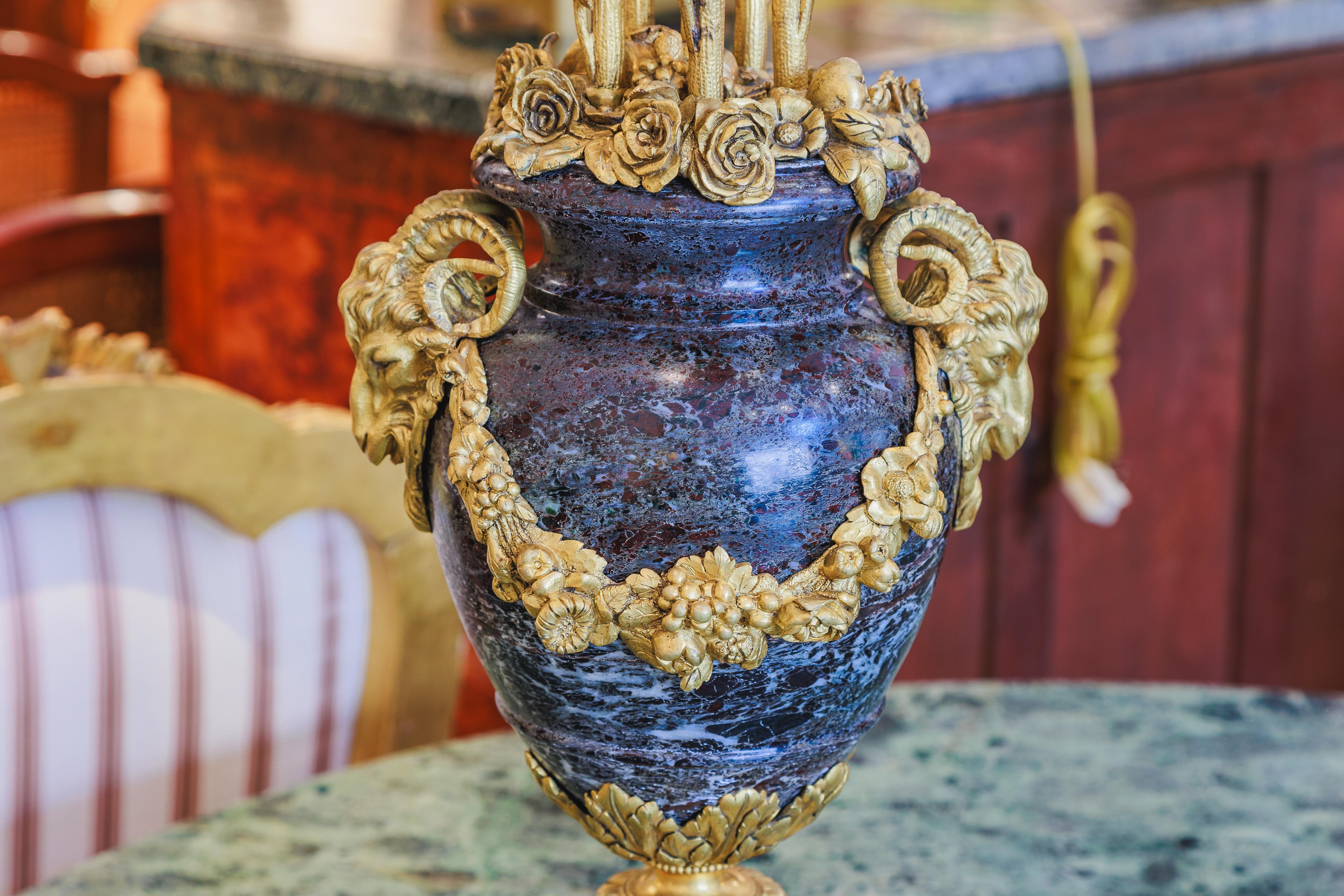 Dorato Bella coppia di candelabri francesi in bronzo dorato e marmo Luigi XV in vendita