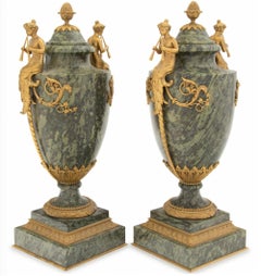 Una bella coppia di urne in marmo montate in bronzo dorato francese Una bella coppia di urne in marmo montate in bronzo dorato francese.