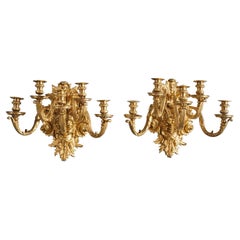 Una bella coppia di applique francesi in bronzo dorato in stile Régence di Eugène Hazart