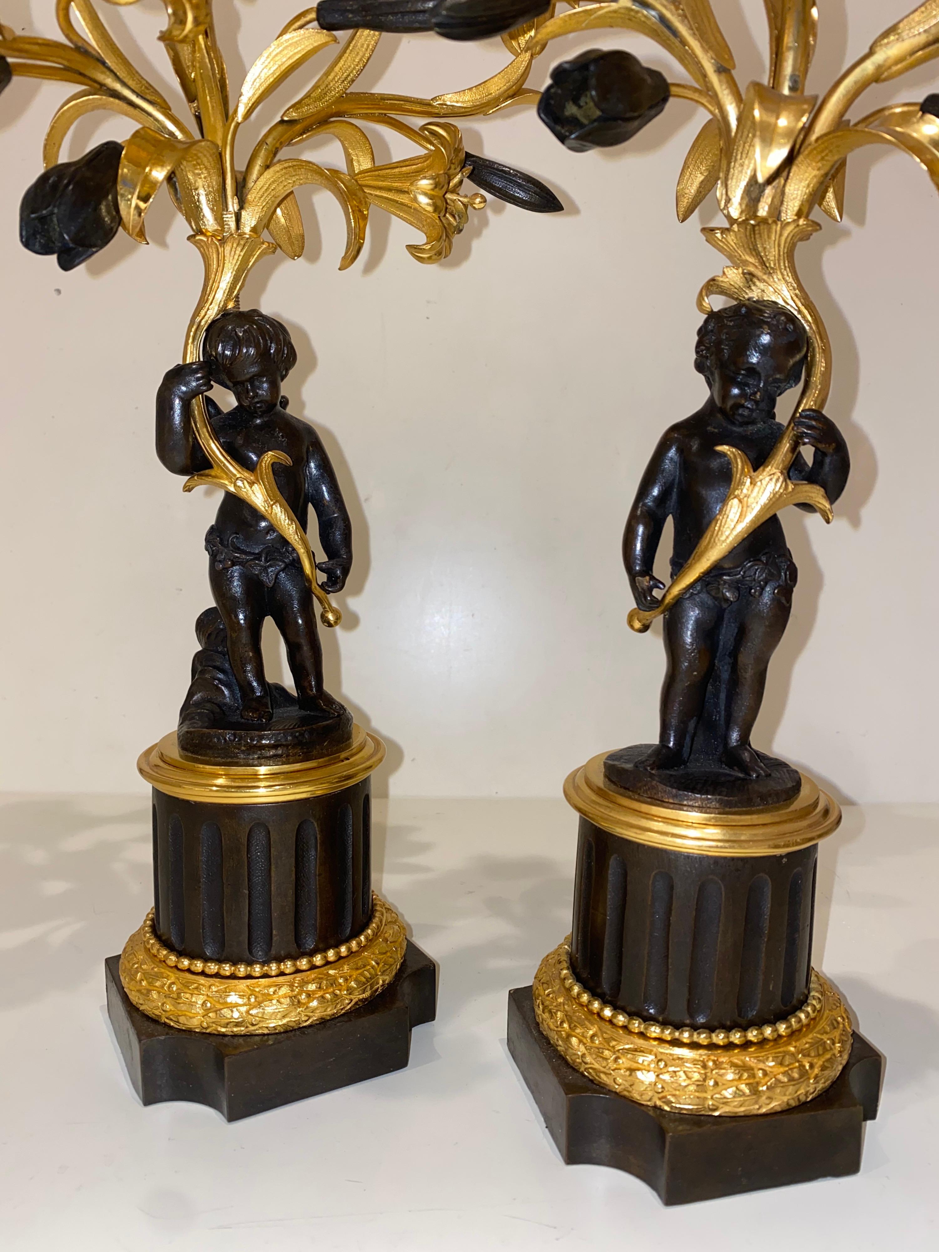 Zwei französische 3-Licht-Kandelaber aus vergoldeter und patinierter Bronze und Goldbronze, Paar (Grand Tour) im Angebot