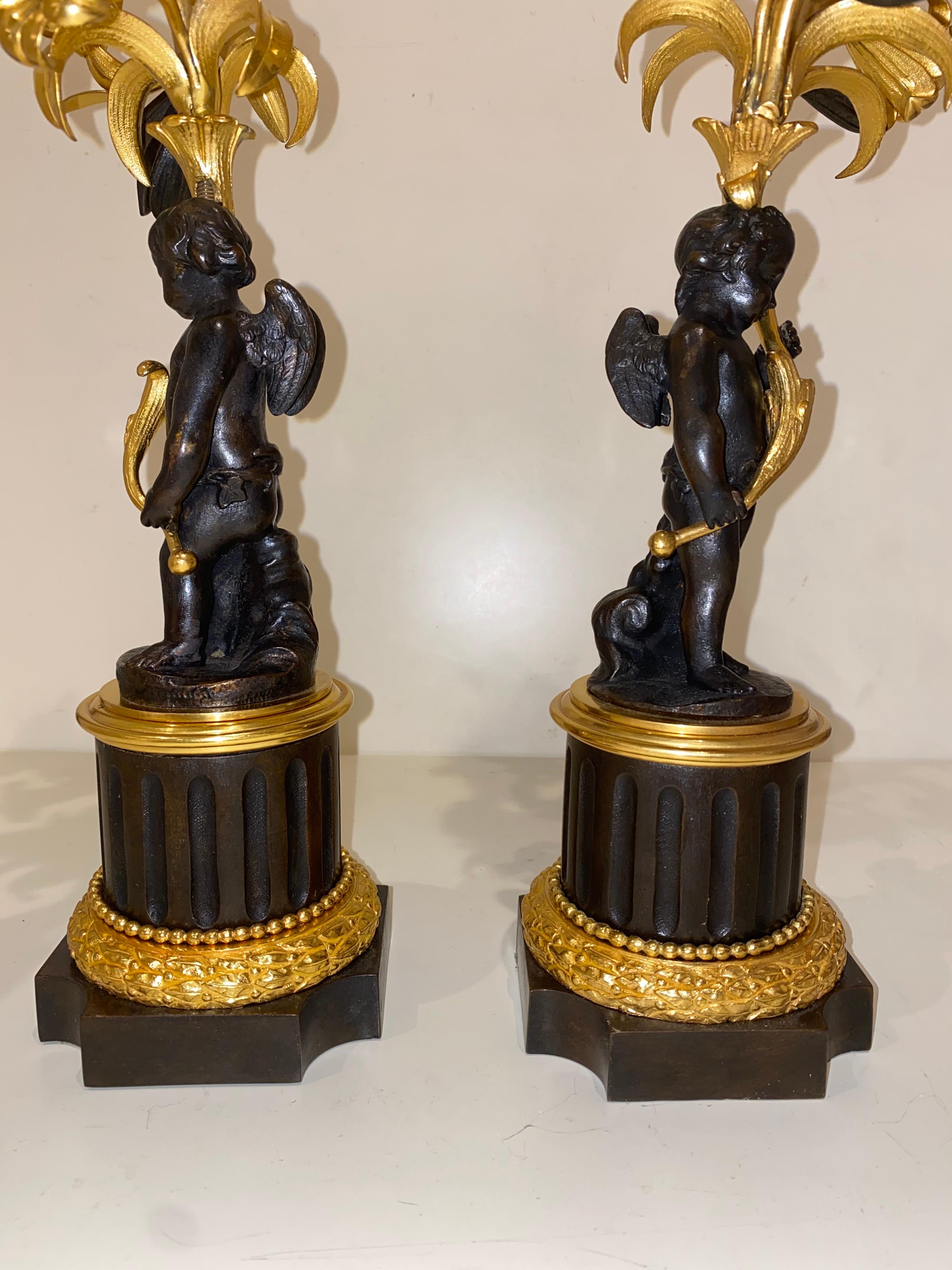 Zwei französische 3-Licht-Kandelaber aus vergoldeter und patinierter Bronze und Goldbronze, Paar (Spätes 19. Jahrhundert) im Angebot