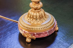 Une belle paire de chandeliers français Louis Philippe en bronze doré représentant des chérubins