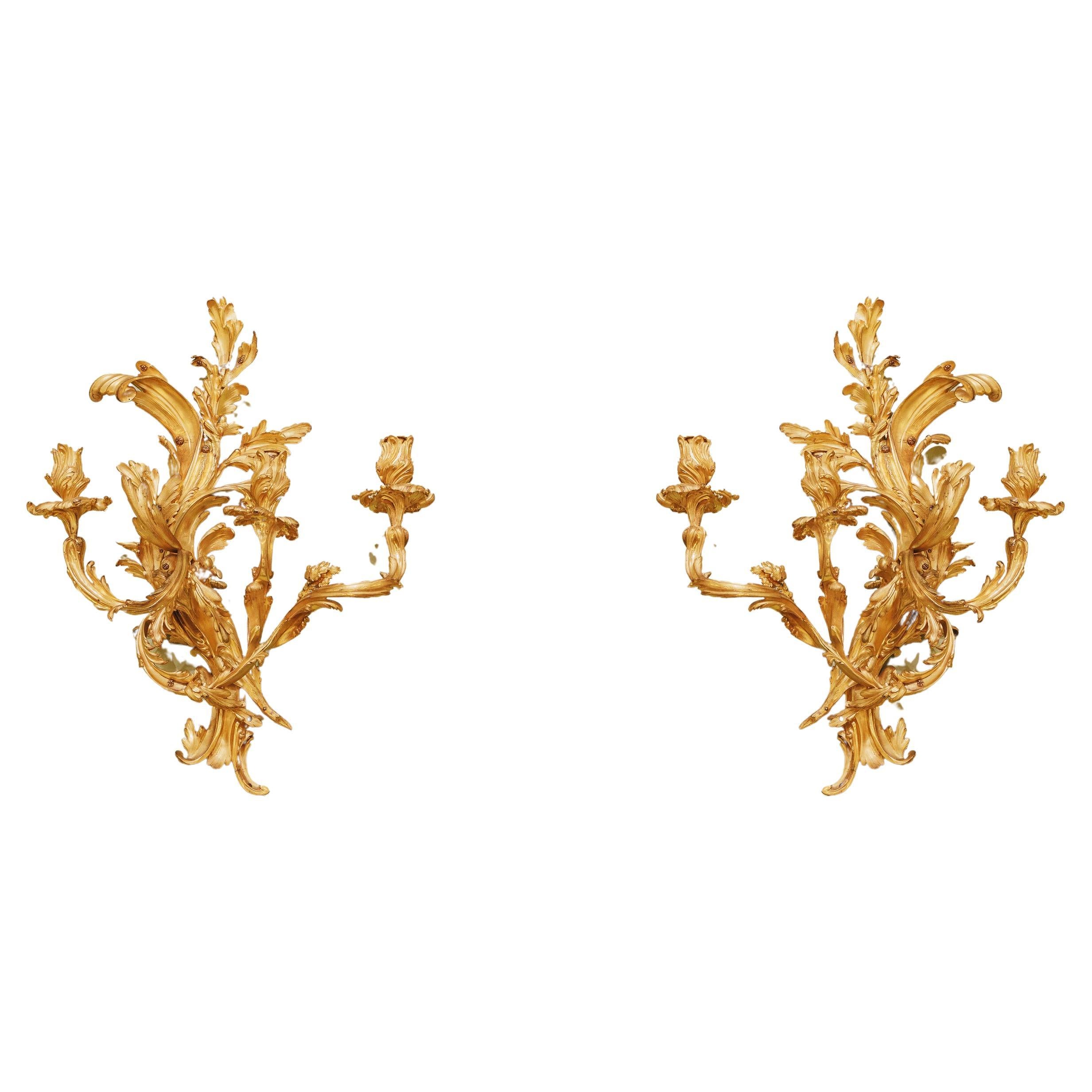 Paire d'appliques à trois lumières en bronze doré de style Louis XV
