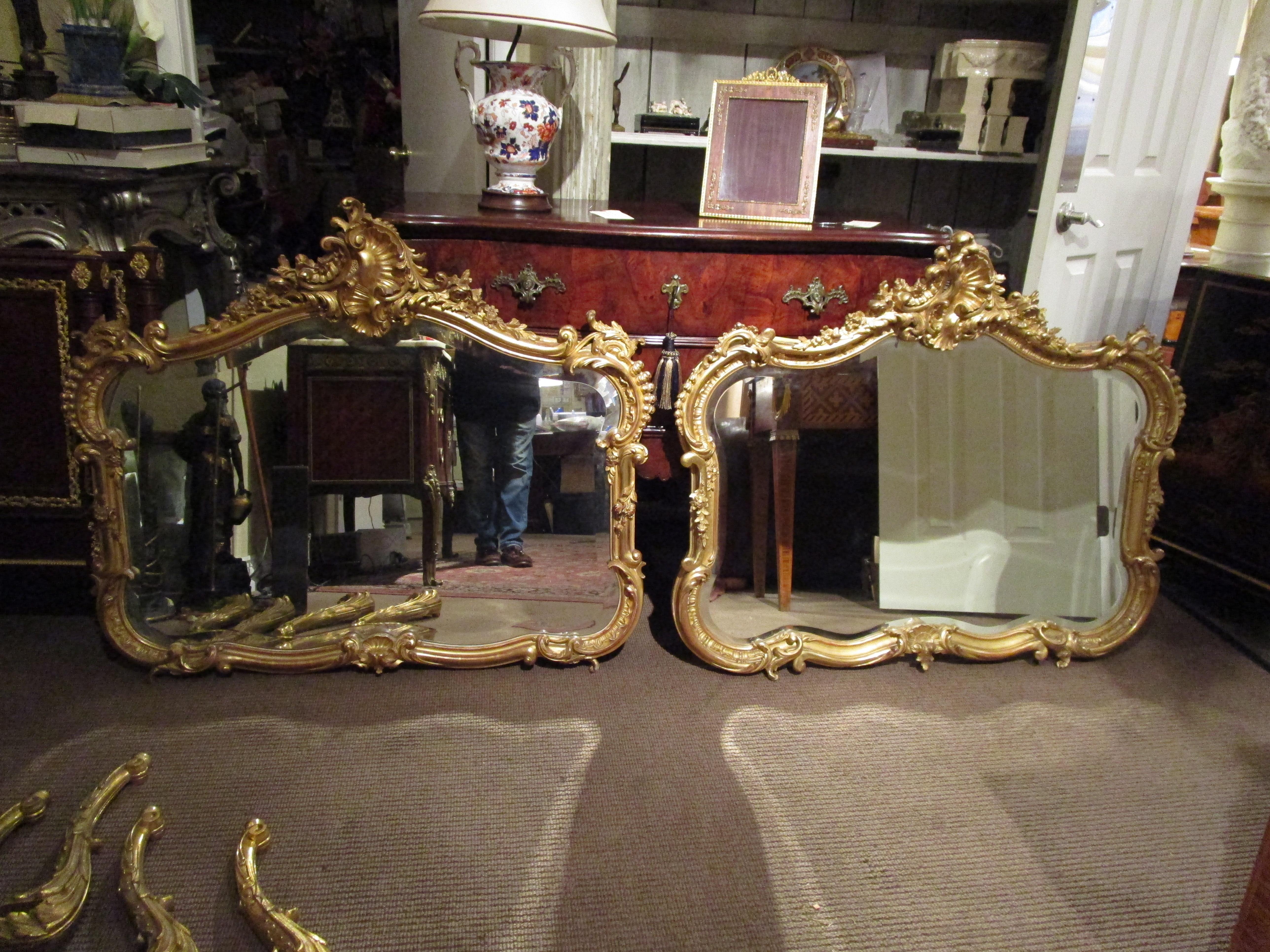 Paire de miroirs ovales sculpts et dors de style Louis XV franais en vente 3