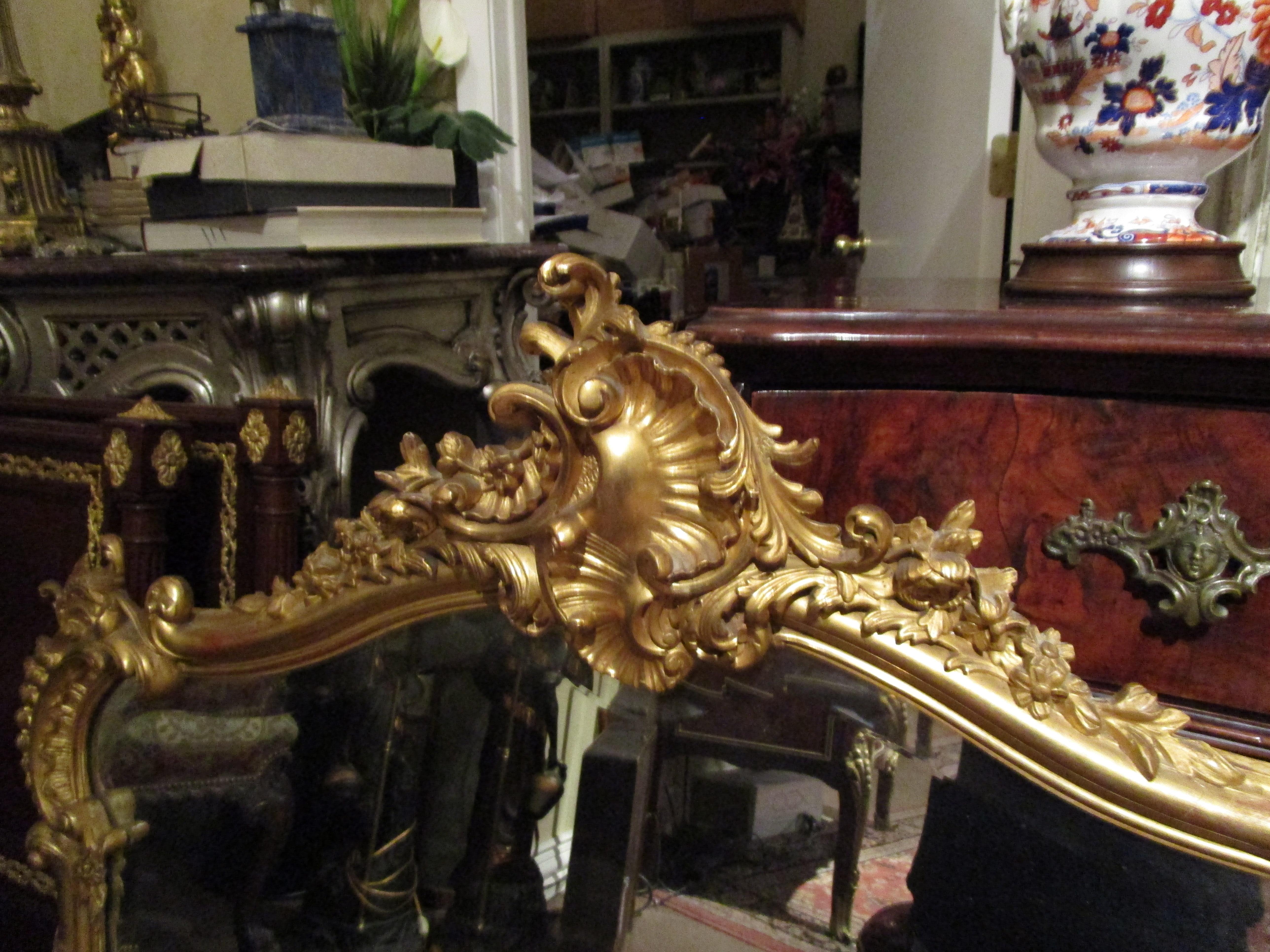 Paire de miroirs français Louis XV sculptés et dorés, datant du milieu du 19ème siècle, de belle qualité et tous d'origine.