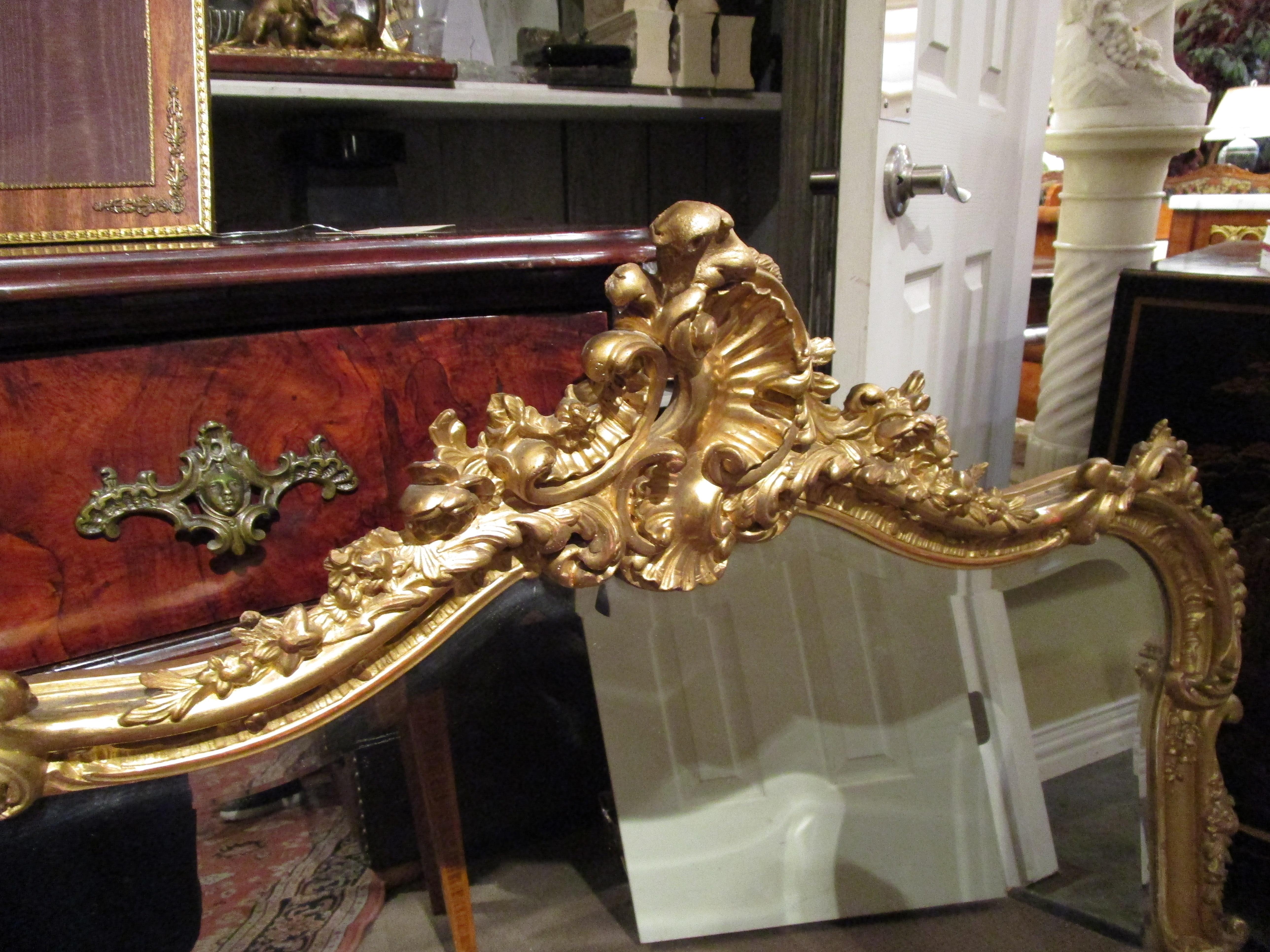 Sculpté à la main Paire de miroirs ovales sculpts et dors de style Louis XV franais en vente