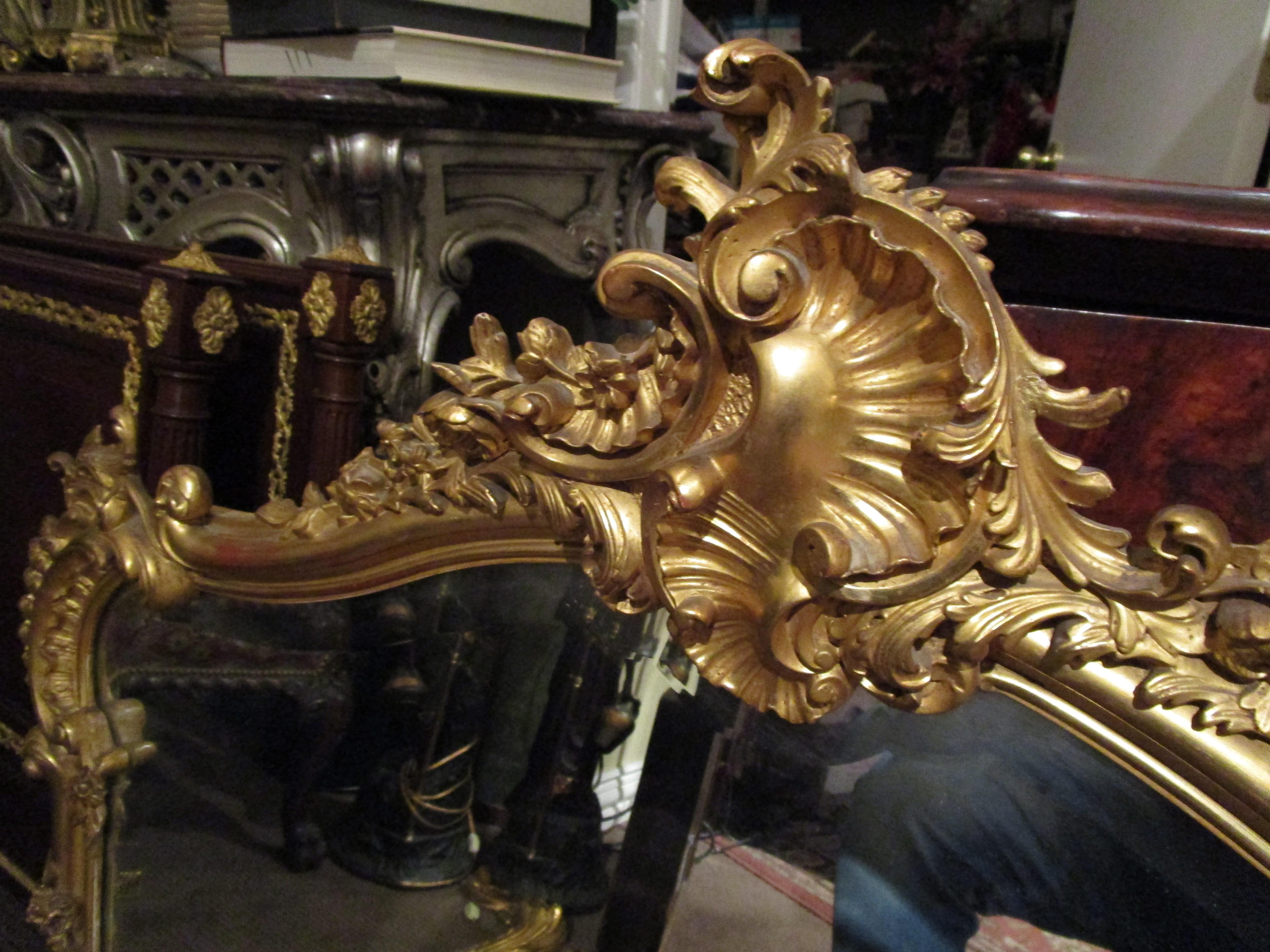 Bois doré Paire de miroirs ovales sculpts et dors de style Louis XV franais en vente