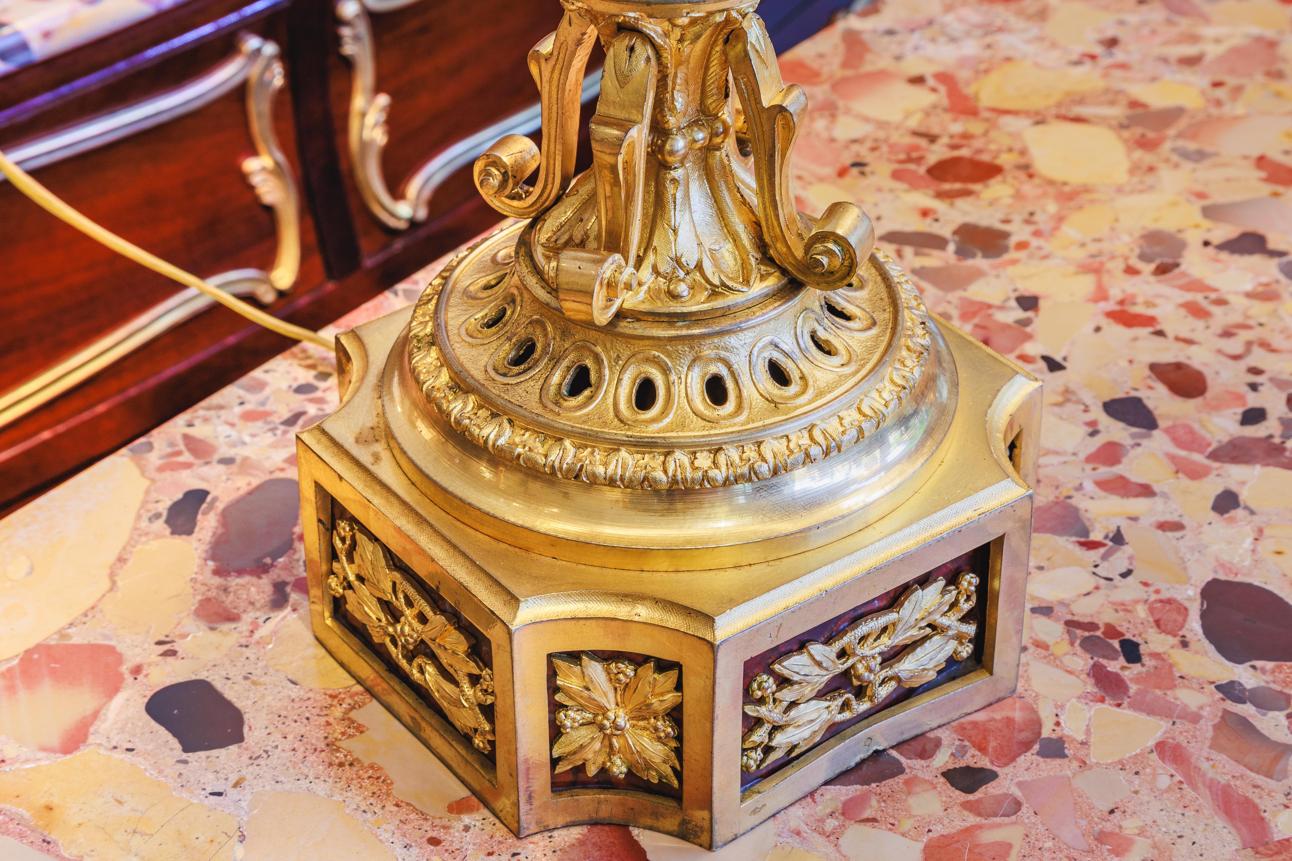 Très belle paire de lampes françaises du XIXe siècle en marbre rouge et bronze doré. A l'origine, lampes à huile signées Gagneau Paris