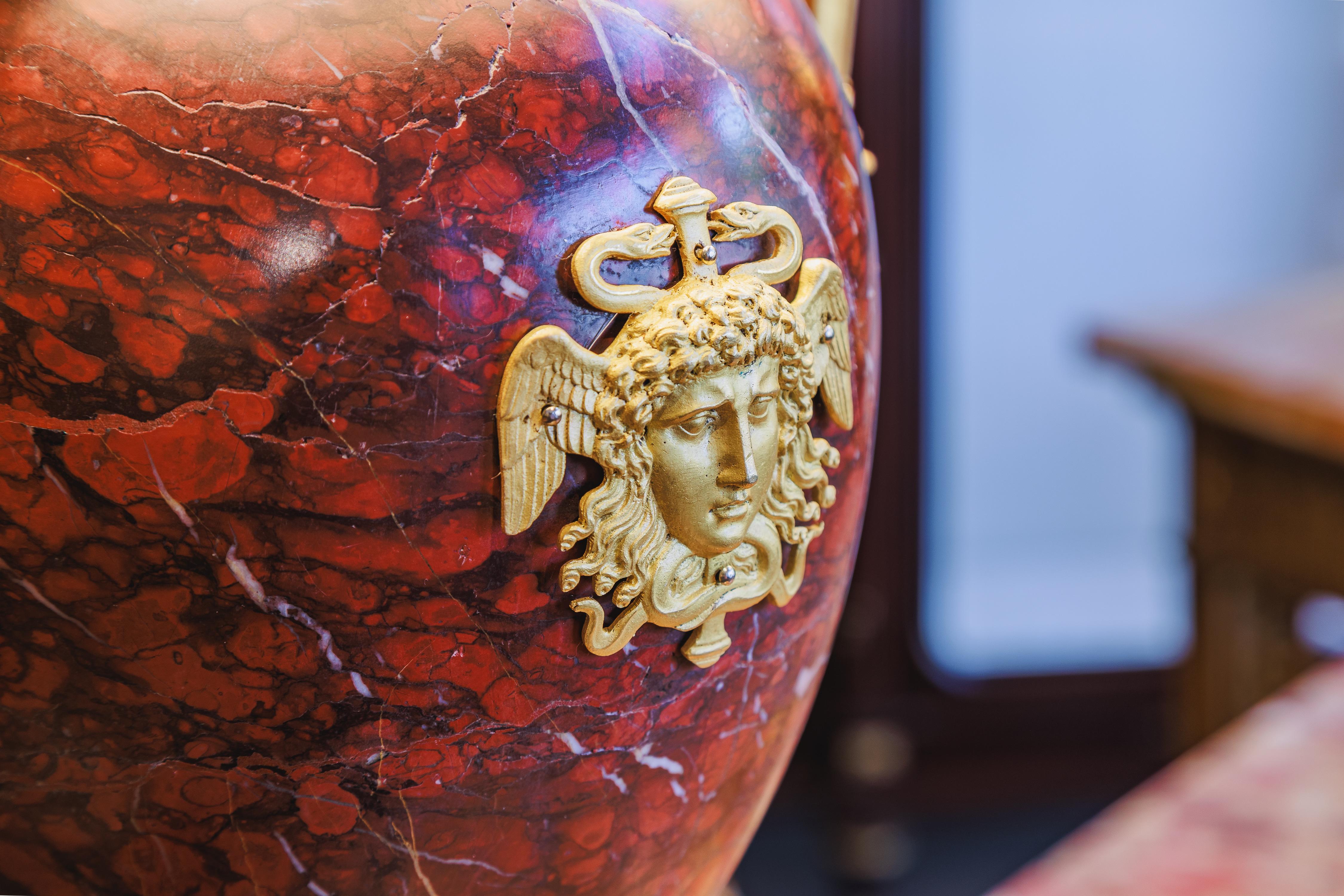 Belle Époque Paire de lampes en marbre et bronze doré signées Gaganeau Paris en vente