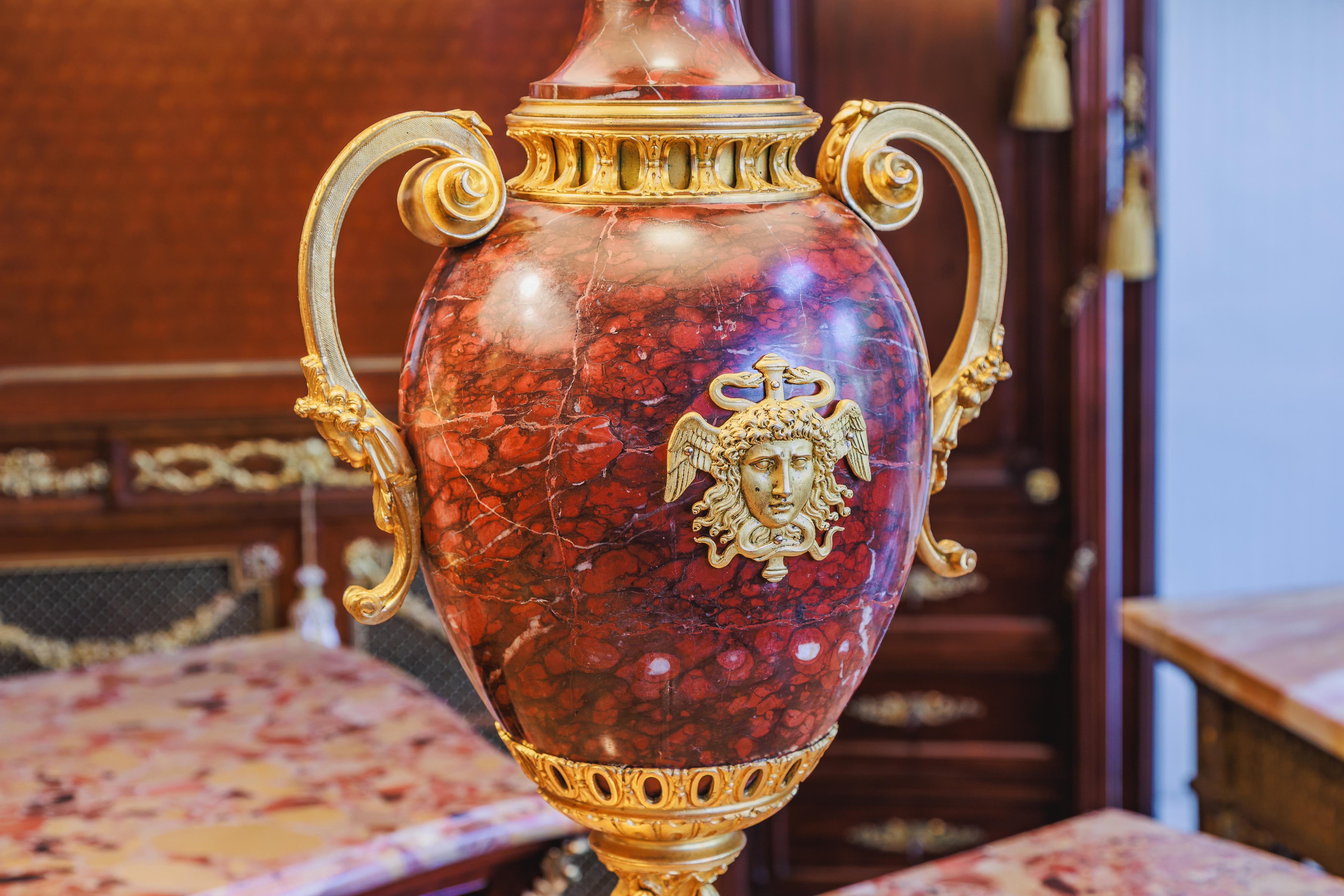 Français Paire de lampes en marbre et bronze doré signées Gaganeau Paris en vente