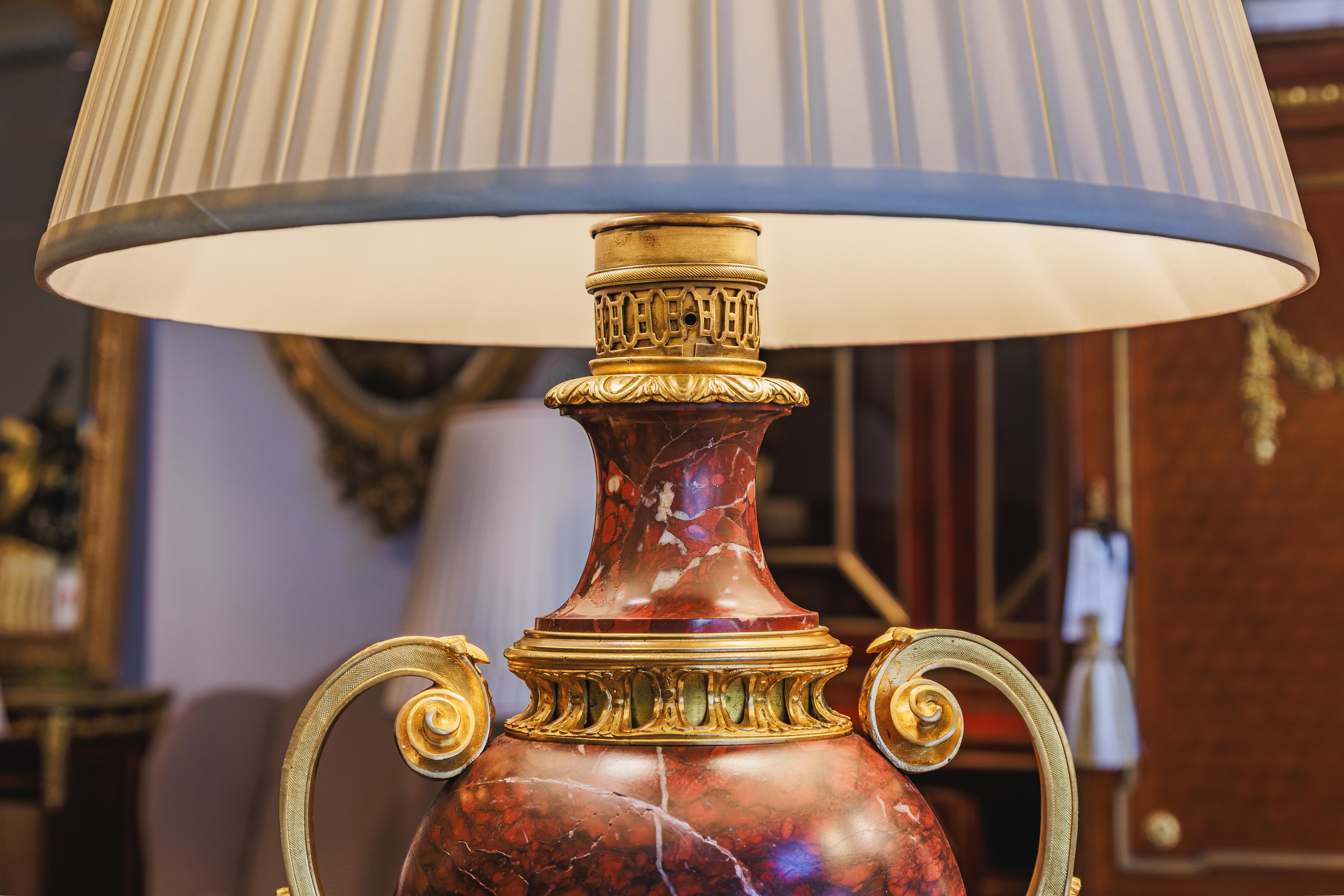 Doré Paire de lampes en marbre et bronze doré signées Gaganeau Paris en vente