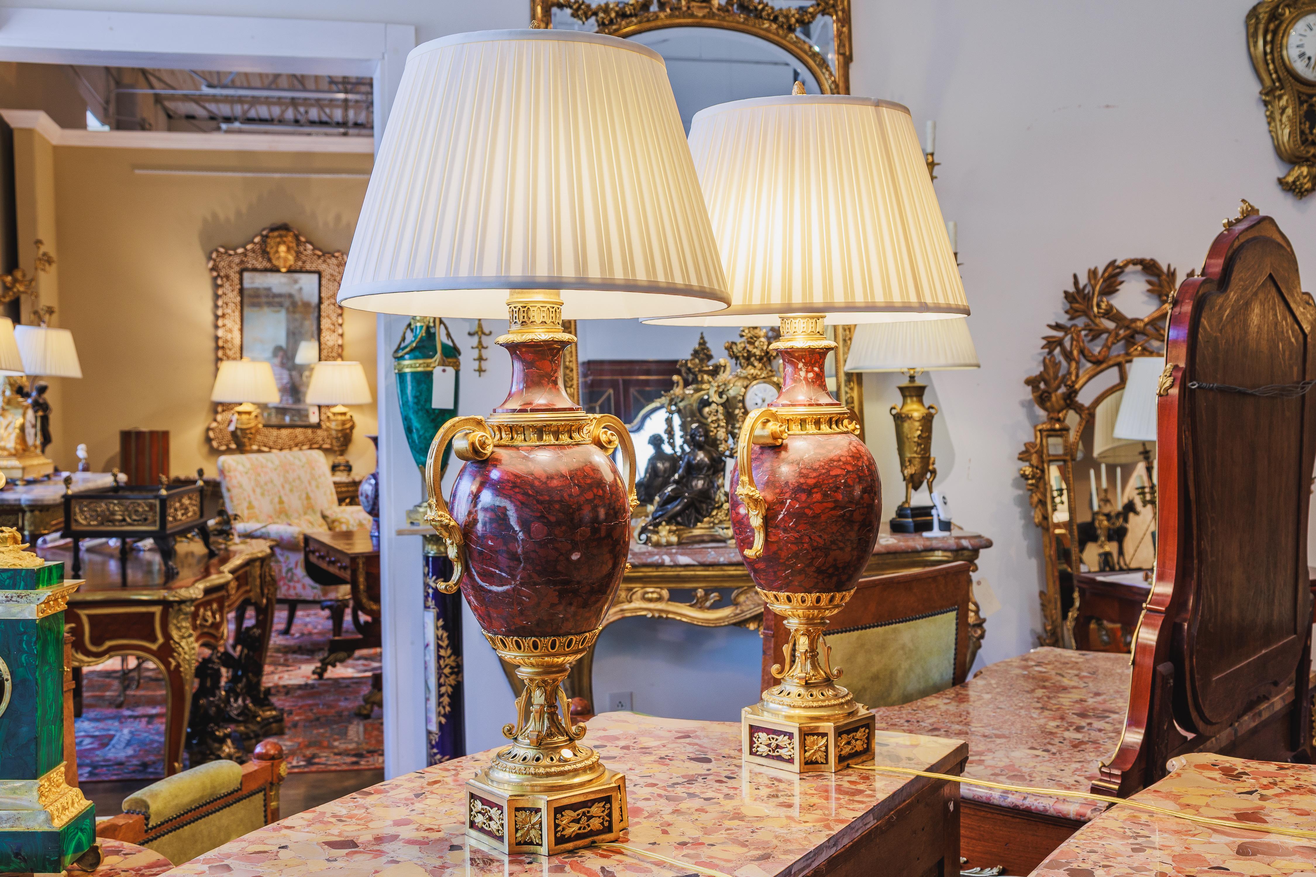 Paire de lampes en marbre et bronze doré signées Gaganeau Paris Bon état - En vente à Dallas, TX