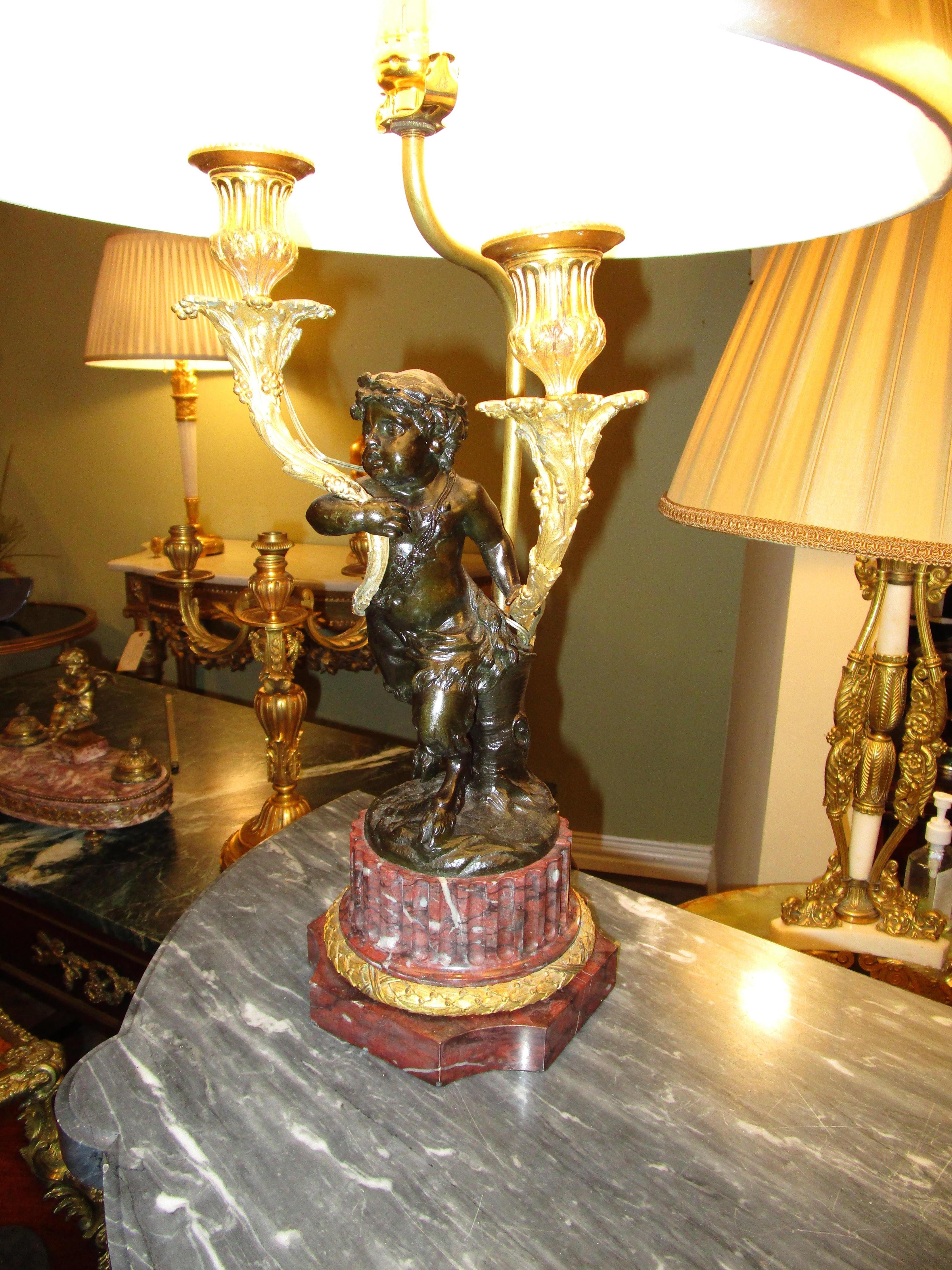 Fino par de lámparas candelabro francesas de bronce patinado y bronce dorado con querubines Luis Felipe en venta