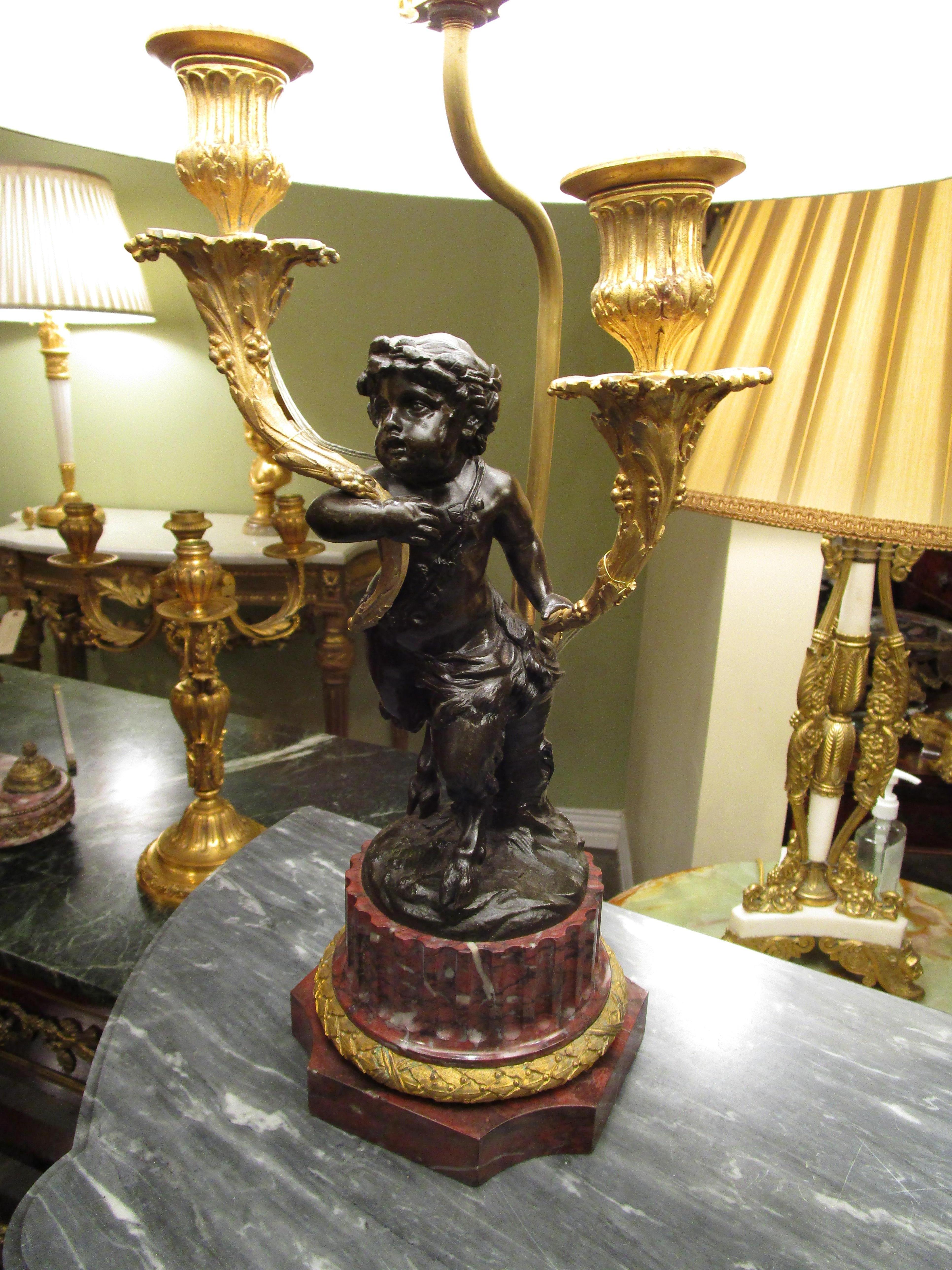 Fino par de lámparas candelabro francesas de bronce patinado y bronce dorado con querubines Francés en venta
