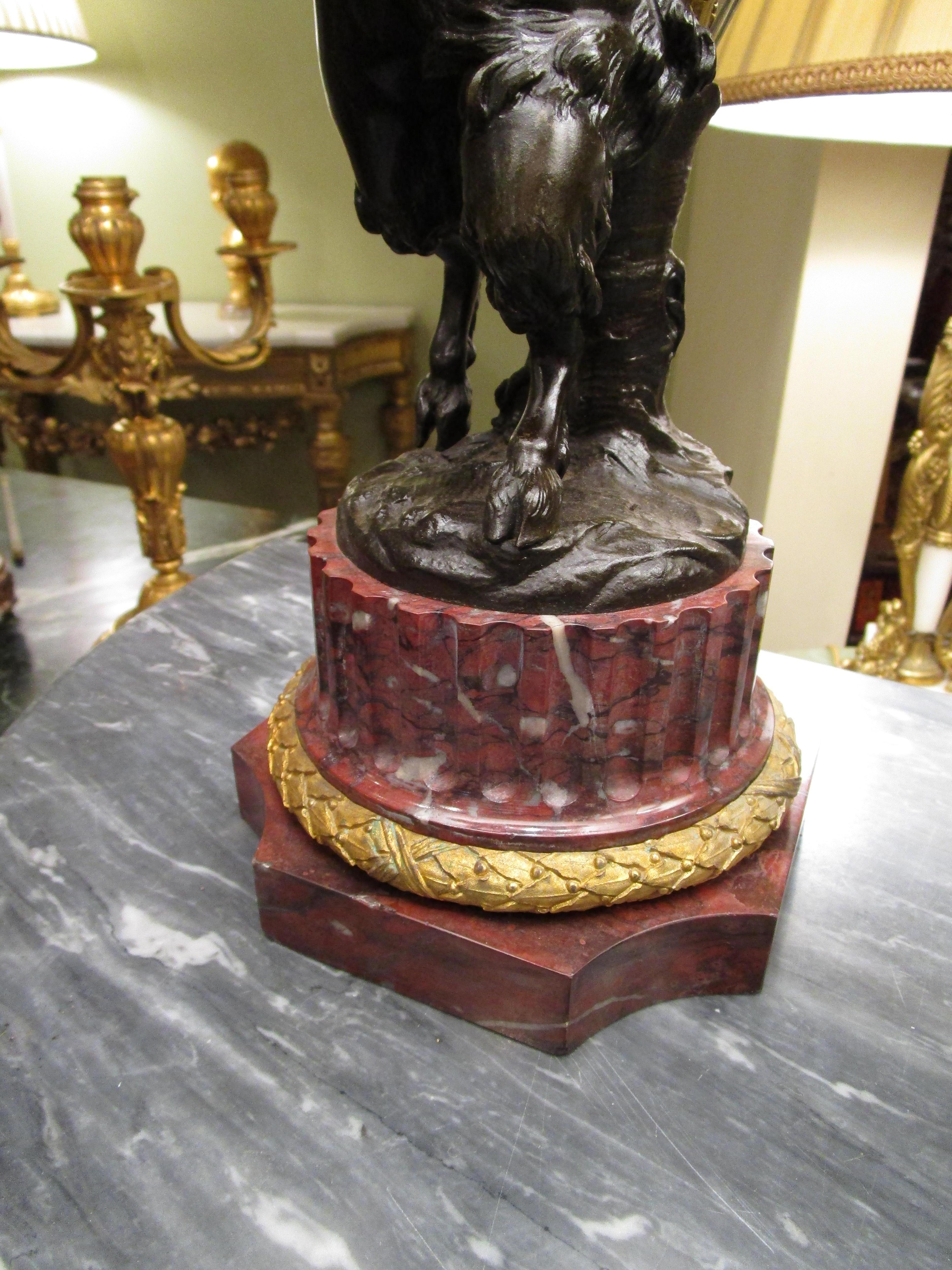 Fino par de lámparas candelabro francesas de bronce patinado y bronce dorado con querubines Dorado en venta
