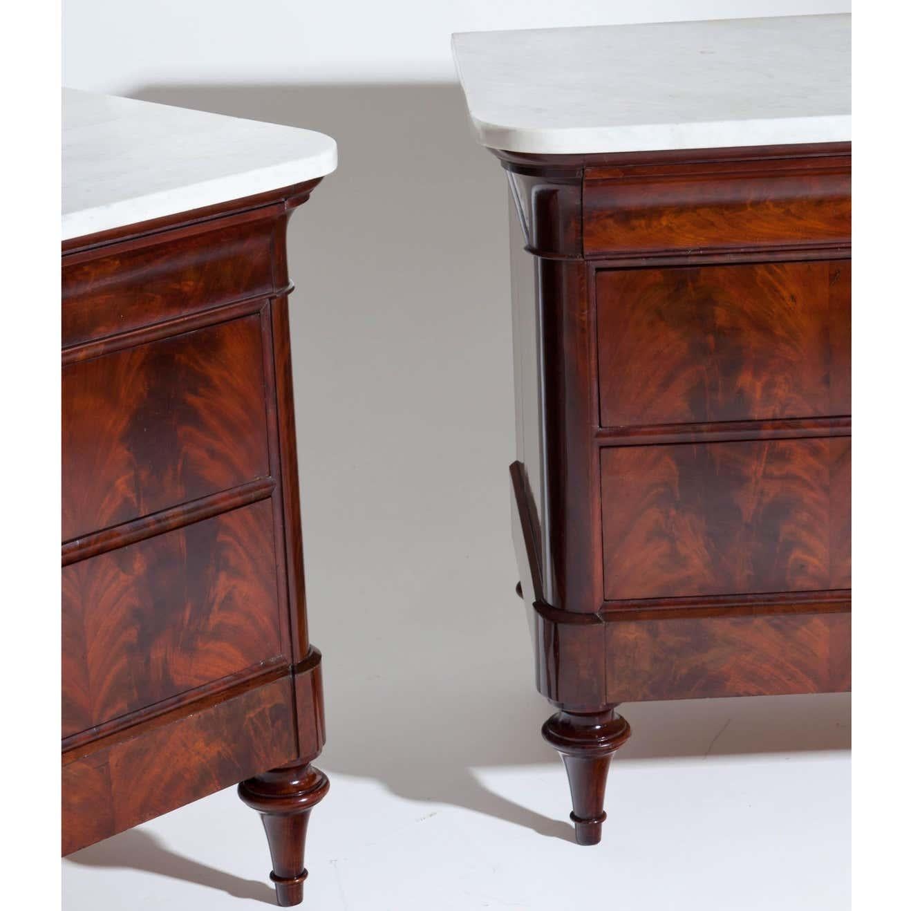Pair of Louis Philippe chests of drawers on conical feet. The body with rounded corners and three drawers with flamed mahogany veneer and slightly protruding cornice. The tops are white marble.
Details
Dimensions
Height: 32.68 in. (83 cm)
Width:
