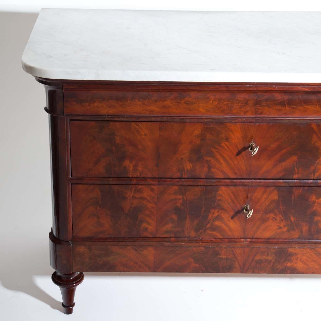 Fine Pair of French Period Louis Philippe Flame Mahogany Commodes In Good Condition In Dallas, TX