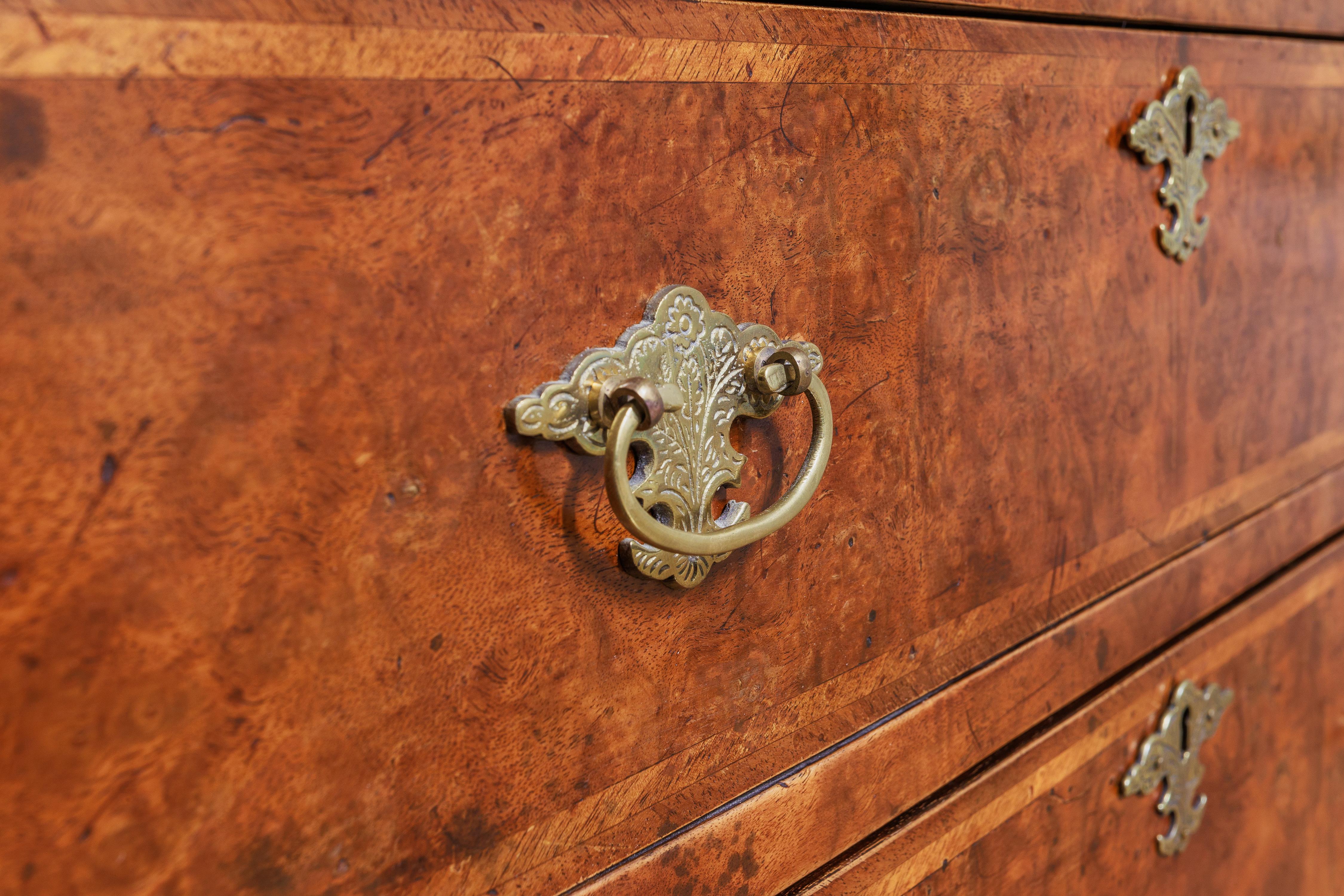 A fine pair of George 11 burled walnut chests In Good Condition For Sale In Dallas, TX