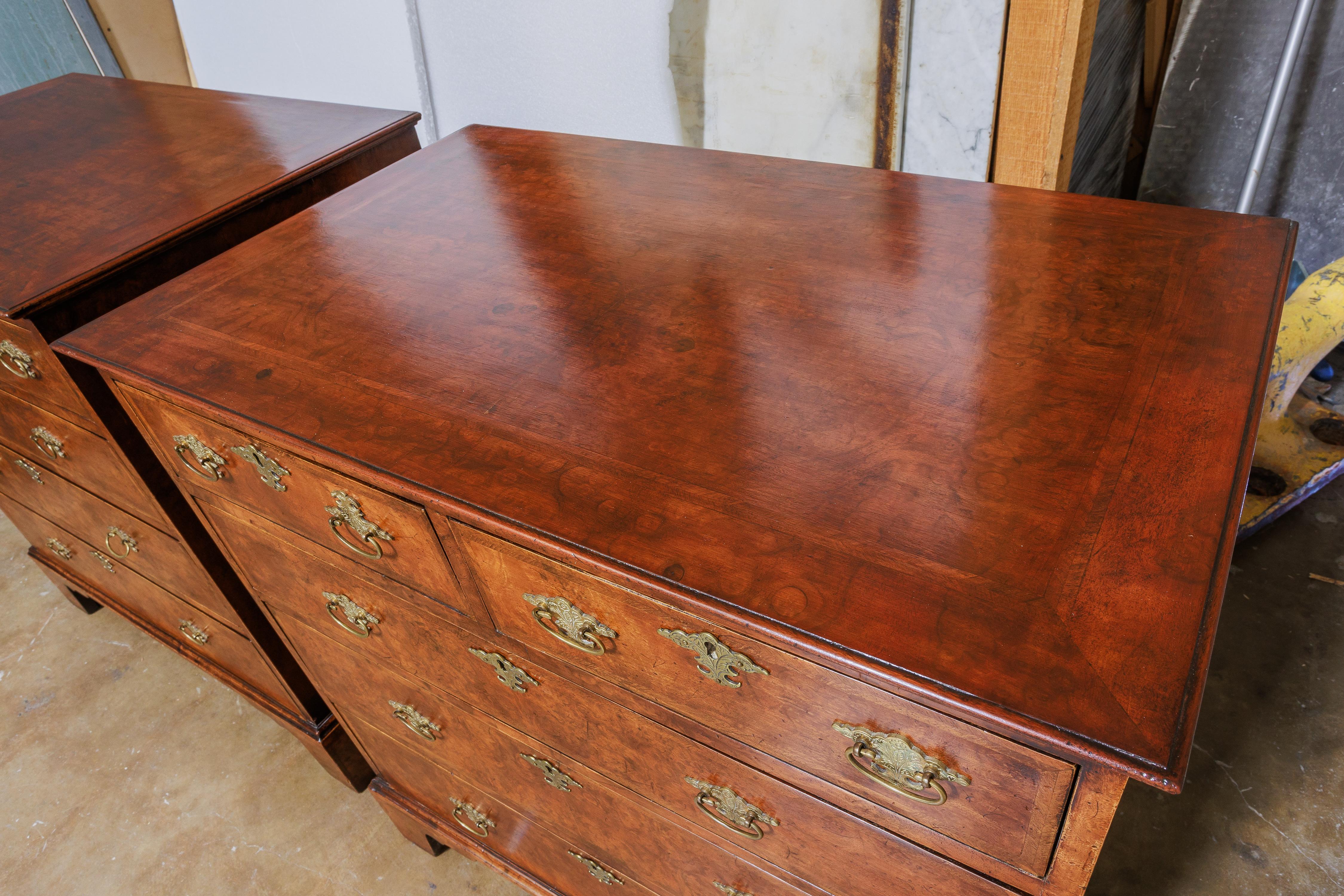 Walnut A fine pair of George 11 burled walnut chests For Sale