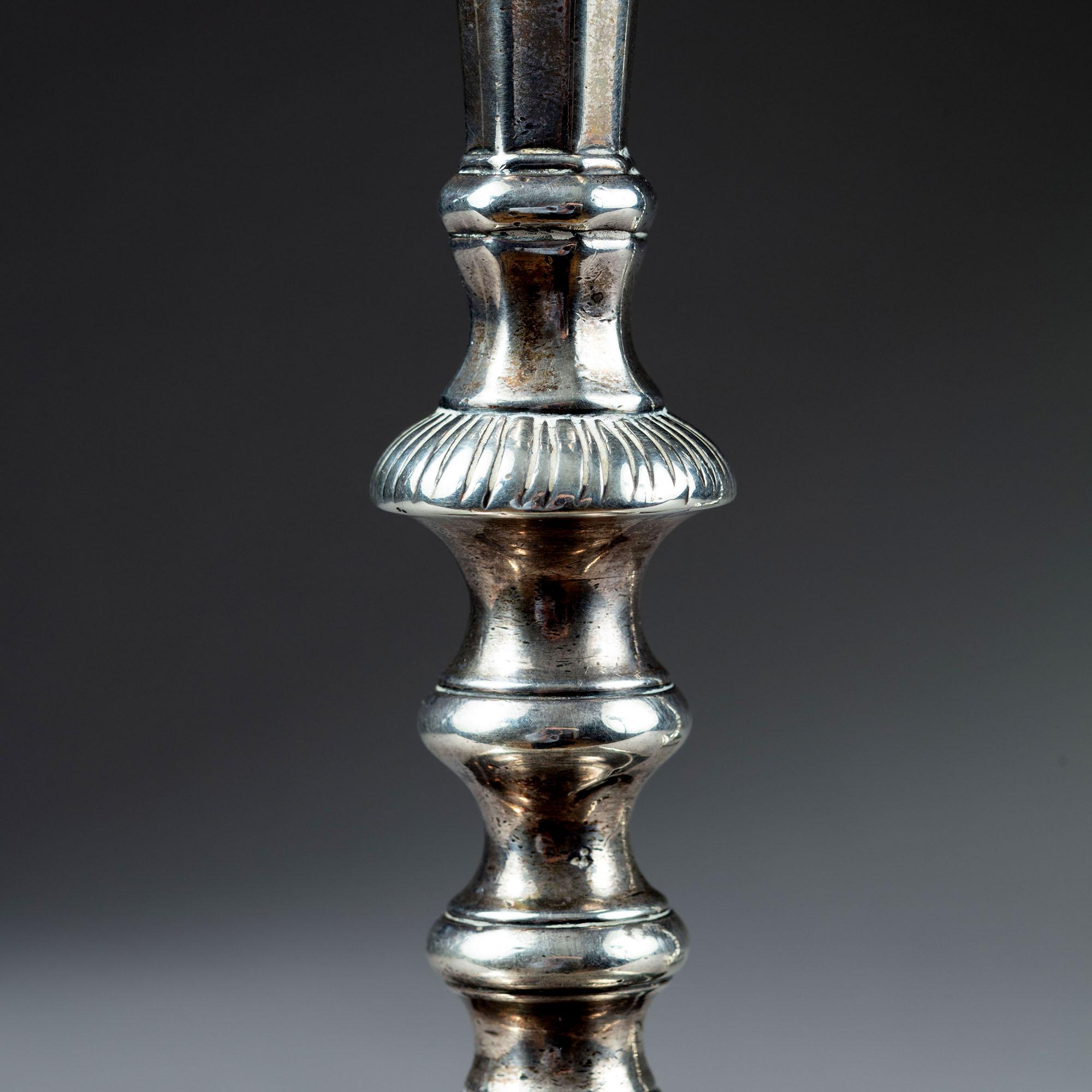 Bella coppia di candelieri d'argento di Giorgio II, William Cafe 1758 In condizioni ottime in vendita a Reepham, GB