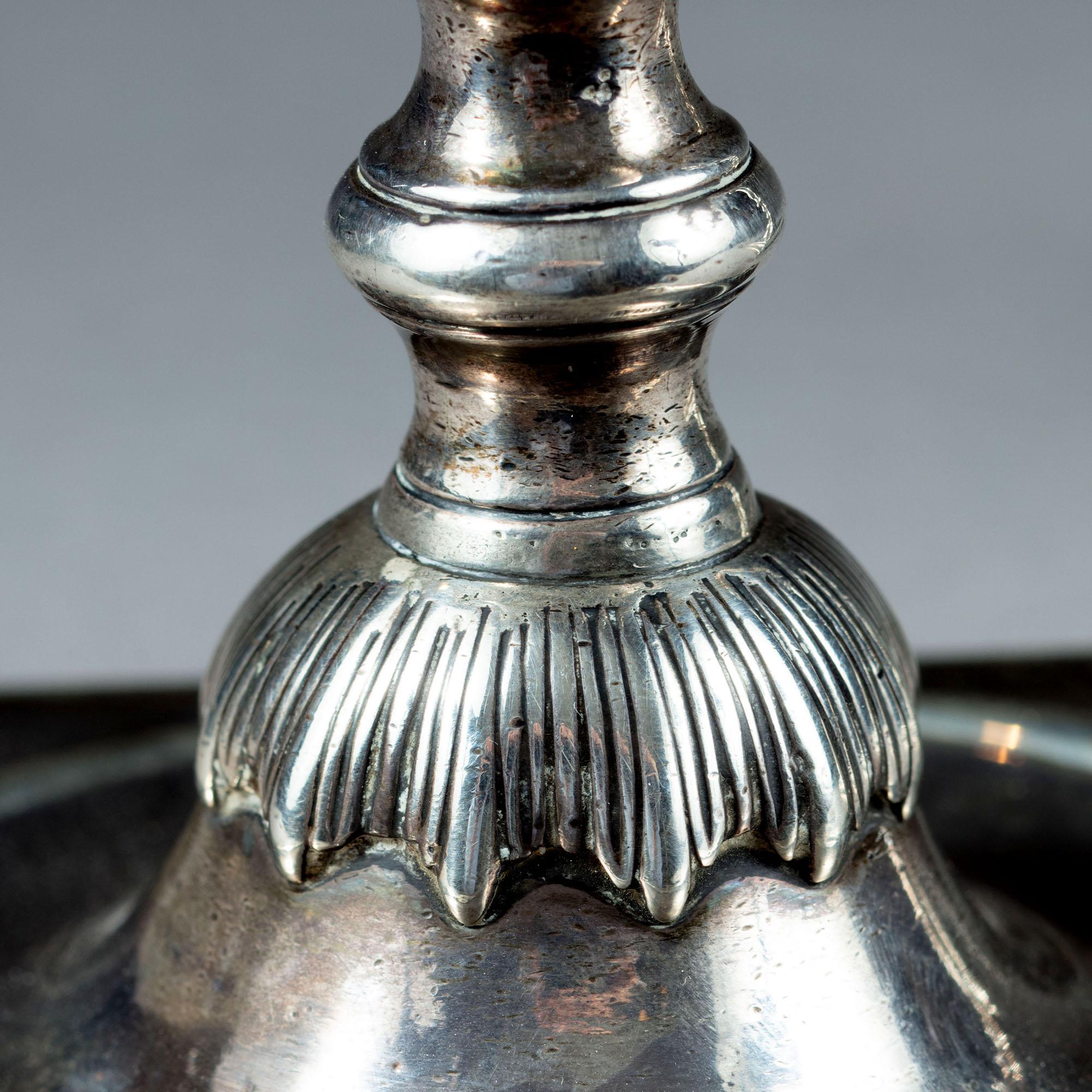 Fino al XVIII secolo Bella coppia di candelieri d'argento di Giorgio II, William Cafe 1758 in vendita