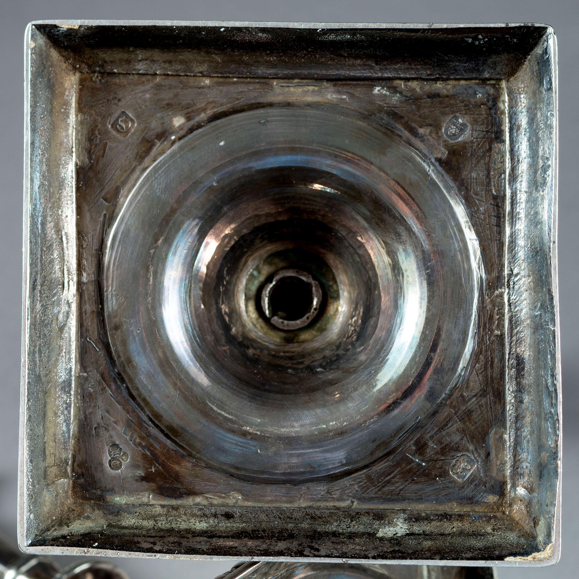 Bella coppia di candelieri d'argento di Giorgio II, William Cafe 1758 in vendita 1