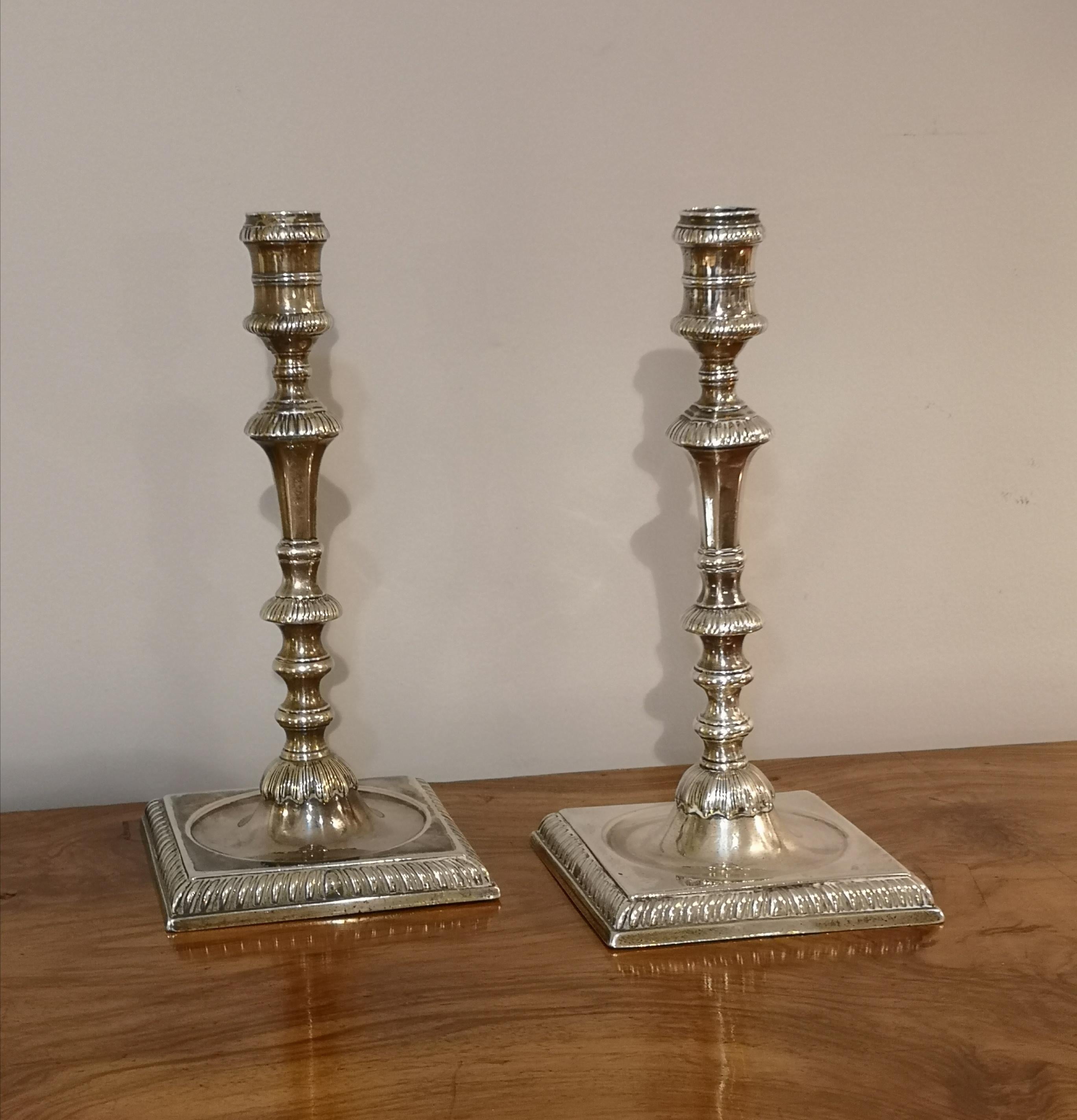 Bella coppia di candelieri d'argento di Giorgio II, William Cafe 1758 in vendita 2