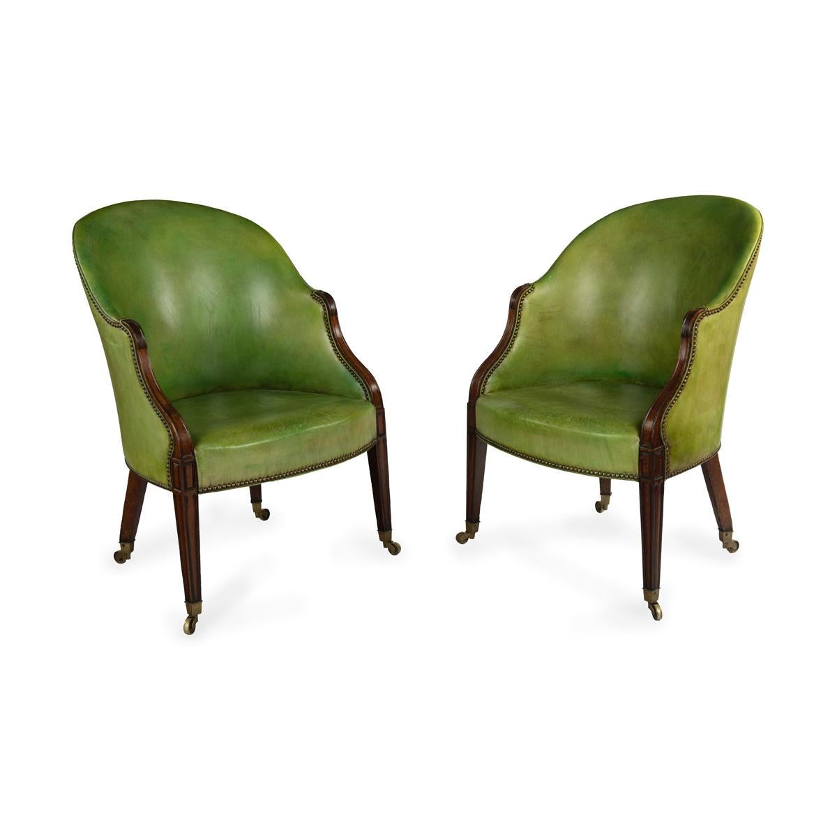 Ein feines Paar von George III Hepplewhite Periode Mahagoni Wanne Stühle, die jeweils von typischer Form mit der Schnecke Arme kontinuierlich mit den Vorderbeinen, die geschwungene Sitzschiene, Arme und Beine mit vertieften Platten.  Englisch, um