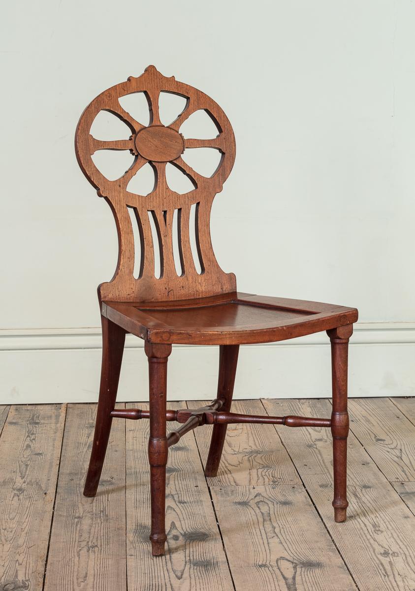 Paire de chaises de salle en acajou George III par Gillows, Lancaster

Les dossiers ovales percés surmontent des sièges à panneaux façonnés, sur des pieds tournés réunis par des brancards en X, les deux rails d'assise étant estampillés 