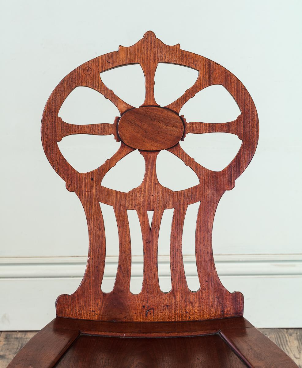 Anglais Paire de chaises de salle en acajou George III par Gillows, Lancaster en vente
